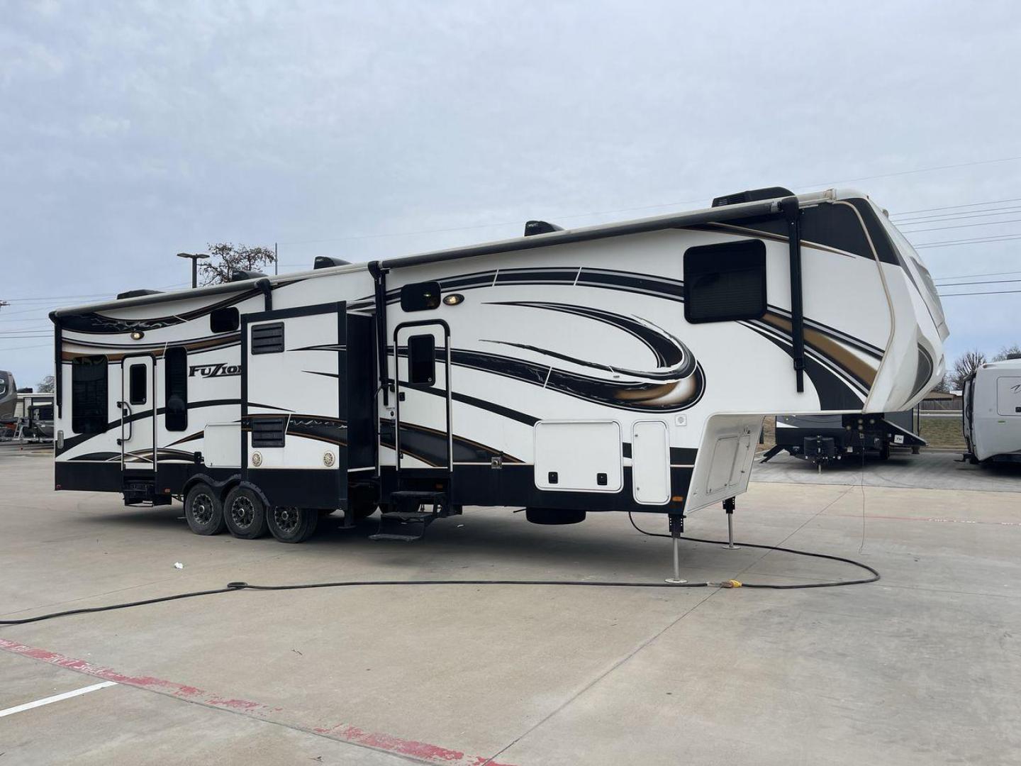 2013 KEYSTONE FUZION 390 (4YDF39021DF) , located at 4319 N Main Street, Cleburne, TX, 76033, (817) 221-0660, 32.435829, -97.384178 - Photo#22