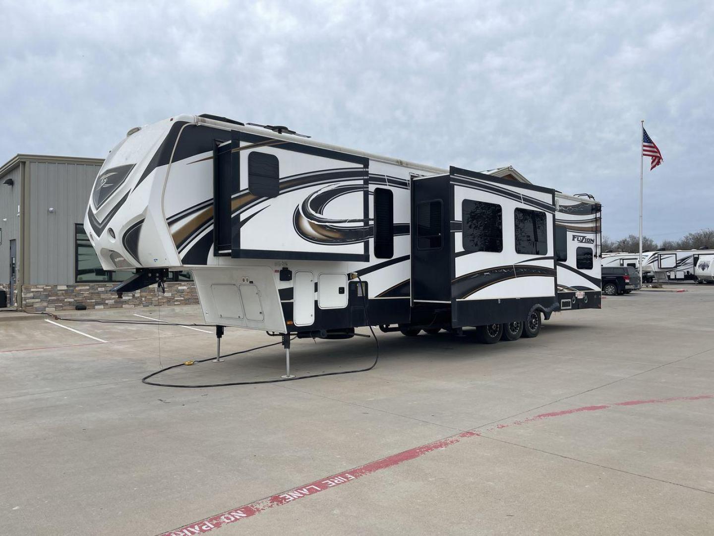 2013 KEYSTONE FUZION 390 (4YDF39021DF) , located at 4319 N Main Street, Cleburne, TX, 76033, (817) 221-0660, 32.435829, -97.384178 - Photo#23