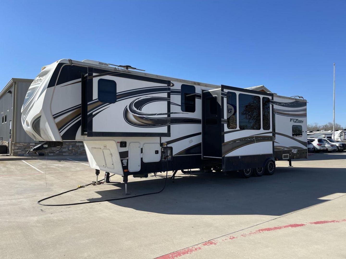 2013 WHITE KEYSTONE FUZION FZ399 - (4YDF39923DF) , Length: 41 ft. | Dry Weight: 13,880 lbs. | Gross Weight: 18,000 lbs. | Slides: 3 transmission, located at 4319 N Main Street, Cleburne, TX, 76033, (817) 221-0660, 32.435829, -97.384178 - The 2013 Keystone Fuzion FZ399 toy hauler measures 41 ft in length, 8.5 ft in width, and 13.25 ft in height. It has a dry weight of 13,880 lbs with a payload capacity of 4,120 lbs. The GVWR is 18,000 lbs and has a hitch weight of 3,560 lbs. This has a triple axle and triple slide with one 20 ft powe - Photo#24