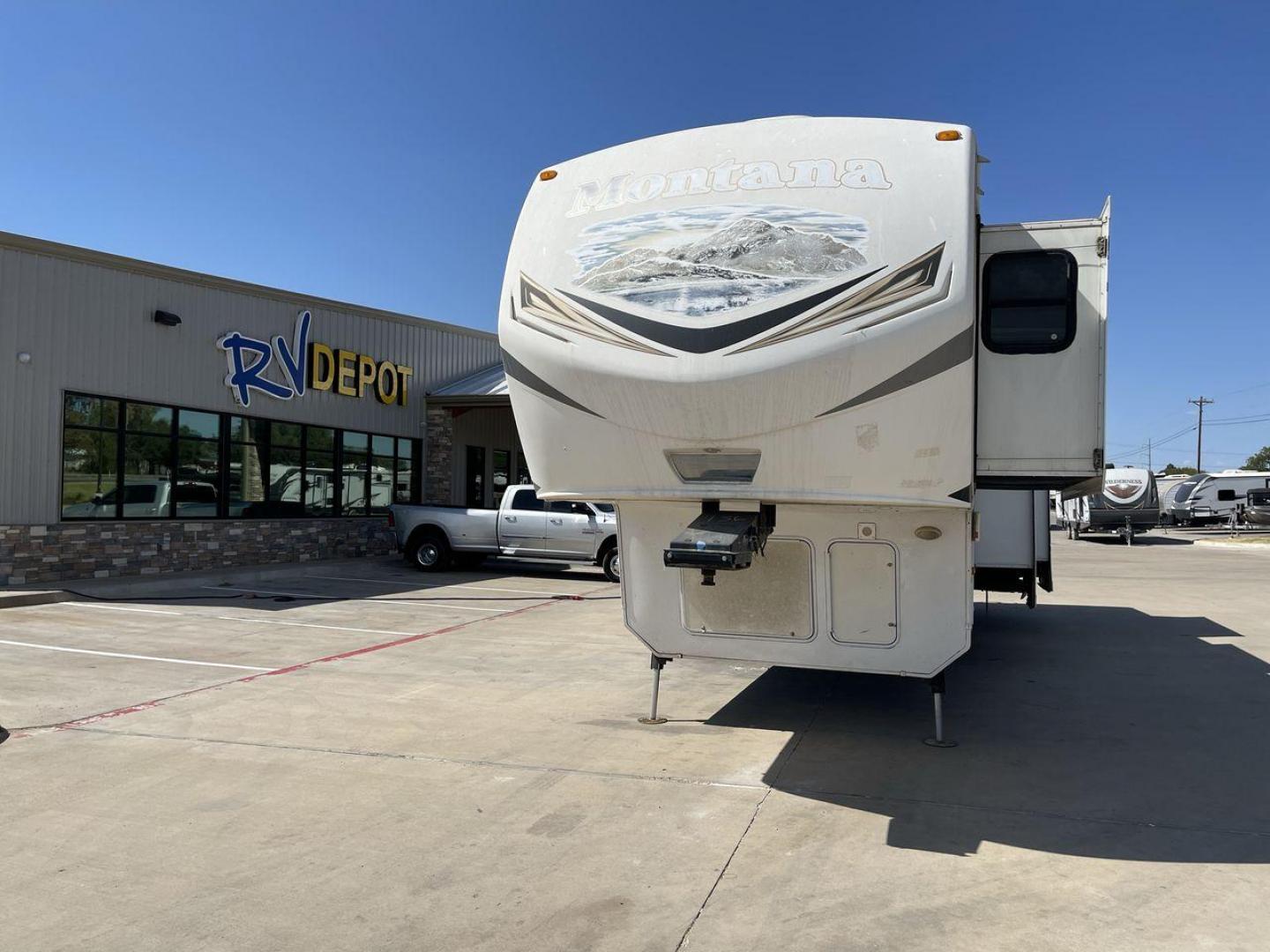 2013 WHITE KEYSTONE MONTANA 3400RL (4YDF34024D4) , Length: 37.5 ft. | Dry Weight: 12,589 lbs. | Gross Weight: 15,640 lbs. | Slides: 4 transmission, located at 4319 N Main Street, Cleburne, TX, 76033, (817) 221-0660, 32.435829, -97.384178 - Photo#0