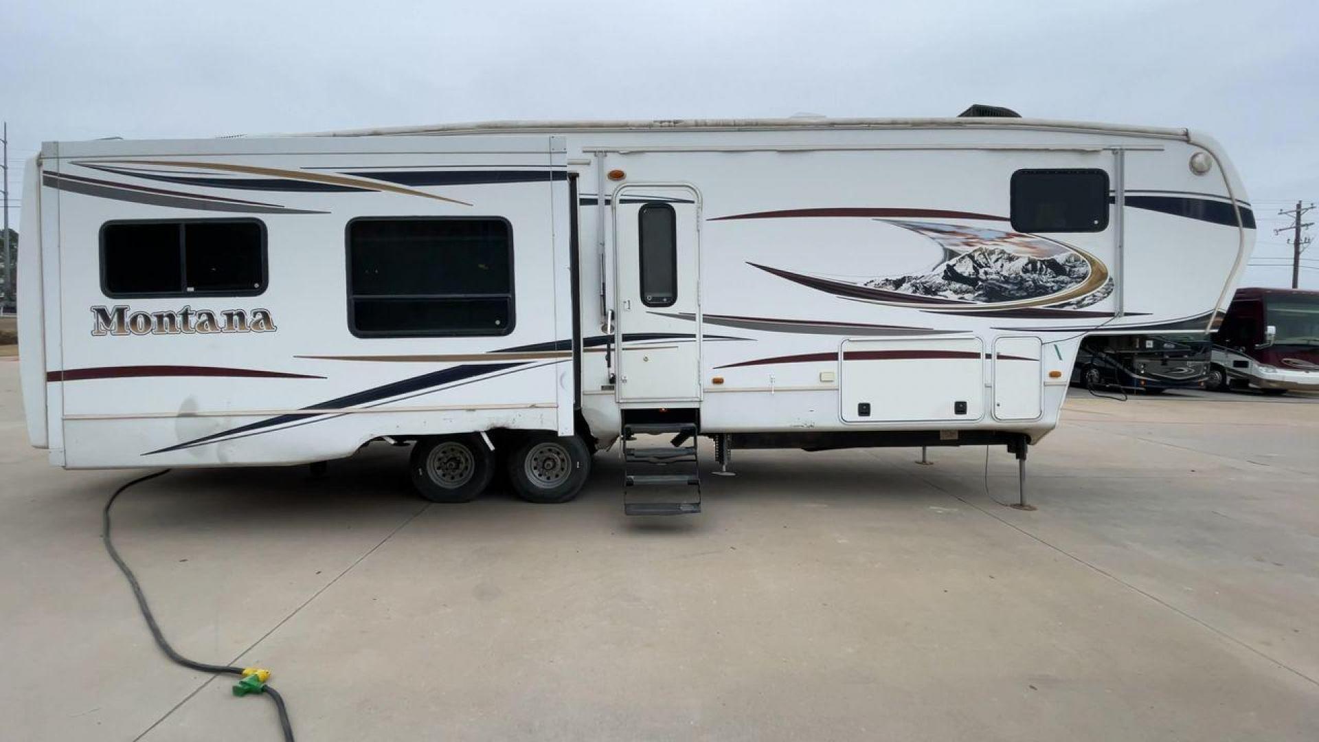 2013 TAN KEYSTONE MONTANA 3405RL - (4YDF34022D4) , Length: 37.5 ft. | Dry Weight: 12,589 lbs. | Gross Weight: 15,640 lbs. | Slides: 4 transmission, located at 4319 N Main Street, Cleburne, TX, 76033, (817) 221-0660, 32.435829, -97.384178 - Photo#2