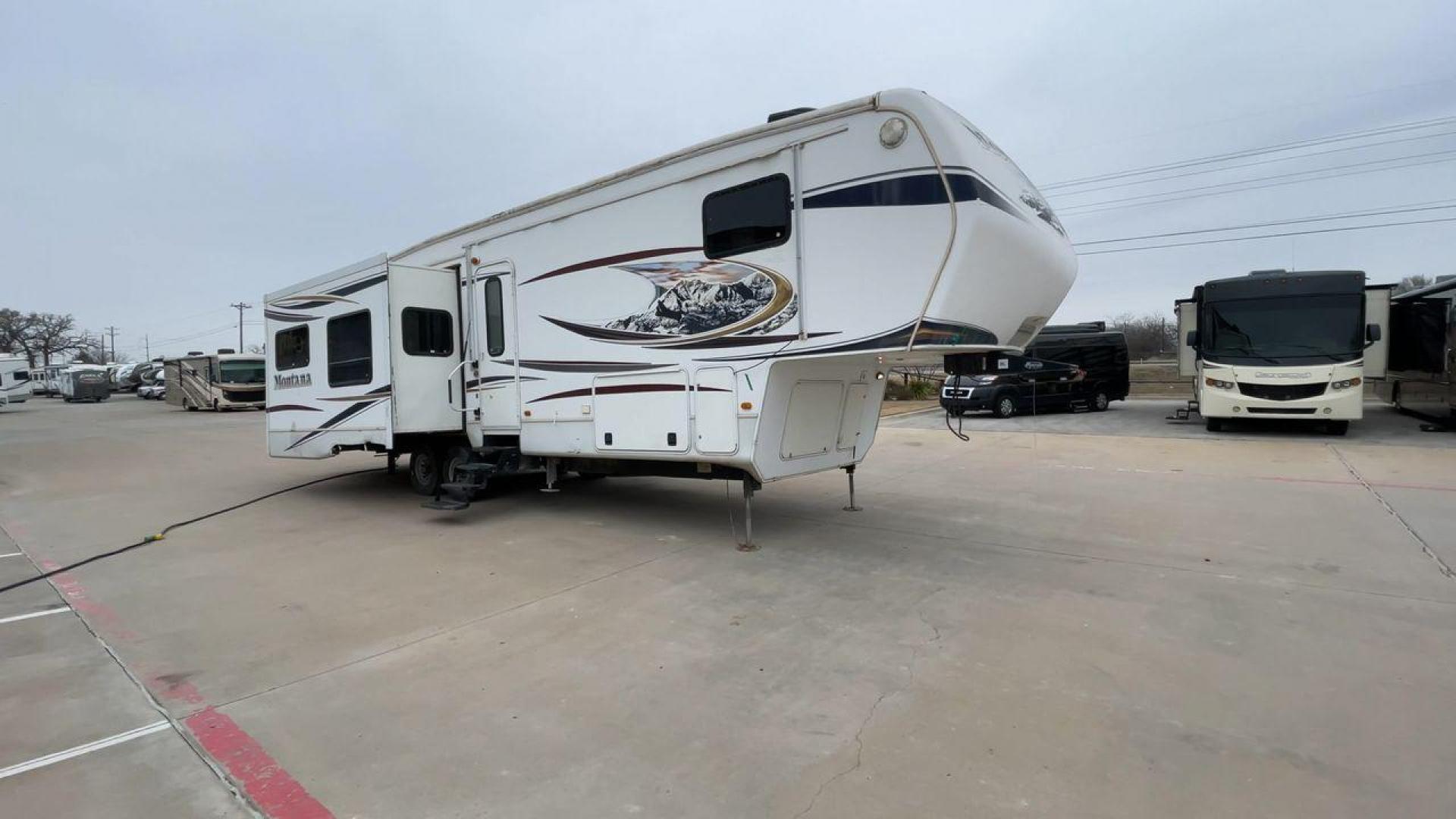 2013 TAN KEYSTONE MONTANA 3405RL - (4YDF34022D4) , Length: 37.5 ft. | Dry Weight: 12,589 lbs. | Gross Weight: 15,640 lbs. | Slides: 4 transmission, located at 4319 N Main Street, Cleburne, TX, 76033, (817) 221-0660, 32.435829, -97.384178 - Photo#3