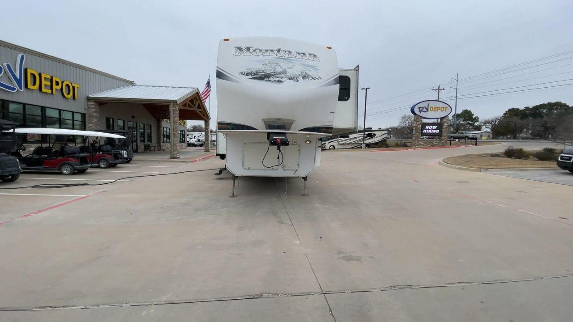 2013 TAN KEYSTONE MONTANA 3405RL - (4YDF34022D4) , Length: 37.5 ft. | Dry Weight: 12,589 lbs. | Gross Weight: 15,640 lbs. | Slides: 4 transmission, located at 4319 N Main Street, Cleburne, TX, 76033, (817) 221-0660, 32.435829, -97.384178 - Photo#4