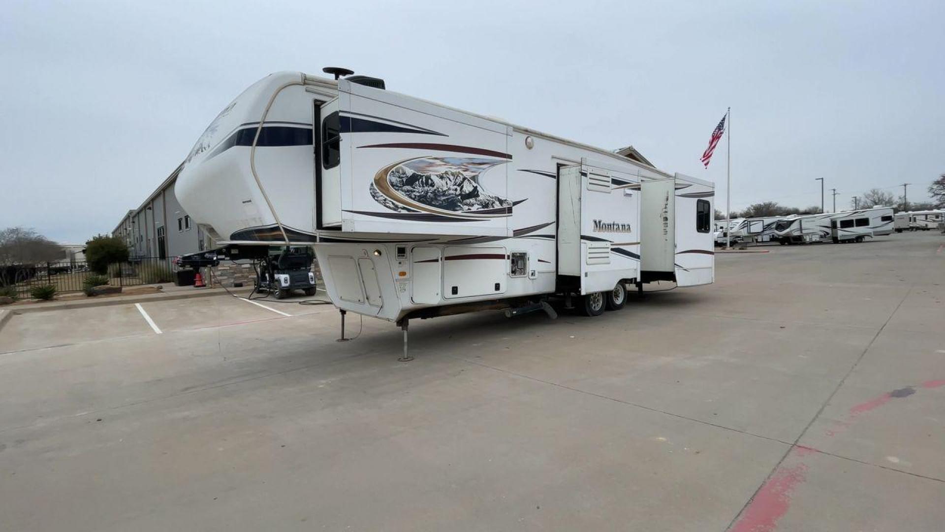 2013 TAN KEYSTONE MONTANA 3405RL - (4YDF34022D4) , Length: 37.5 ft. | Dry Weight: 12,589 lbs. | Gross Weight: 15,640 lbs. | Slides: 4 transmission, located at 4319 N Main Street, Cleburne, TX, 76033, (817) 221-0660, 32.435829, -97.384178 - Photo#5