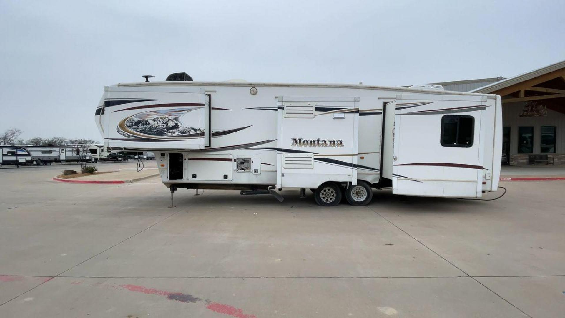 2013 TAN KEYSTONE MONTANA 3405RL - (4YDF34022D4) , Length: 37.5 ft. | Dry Weight: 12,589 lbs. | Gross Weight: 15,640 lbs. | Slides: 4 transmission, located at 4319 N Main Street, Cleburne, TX, 76033, (817) 221-0660, 32.435829, -97.384178 - Photo#6