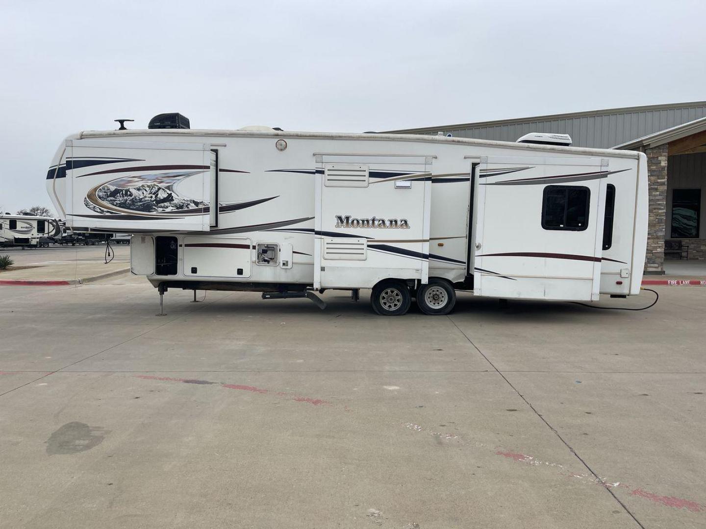 2013 TAN KEYSTONE MONTANA 3405RL - (4YDF34022D4) , Length: 37.5 ft. | Dry Weight: 12,589 lbs. | Gross Weight: 15,640 lbs. | Slides: 4 transmission, located at 4319 N Main Street, Cleburne, TX, 76033, (817) 221-0660, 32.435829, -97.384178 - Photo#24