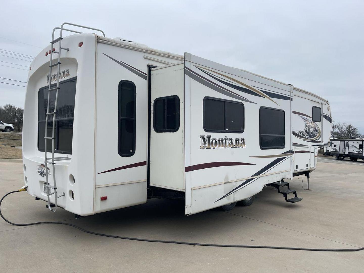 2013 TAN KEYSTONE MONTANA 3405RL - (4YDF34022D4) , Length: 37.5 ft. | Dry Weight: 12,589 lbs. | Gross Weight: 15,640 lbs. | Slides: 4 transmission, located at 4319 N Main Street, Cleburne, TX, 76033, (817) 221-0660, 32.435829, -97.384178 - Photo#25