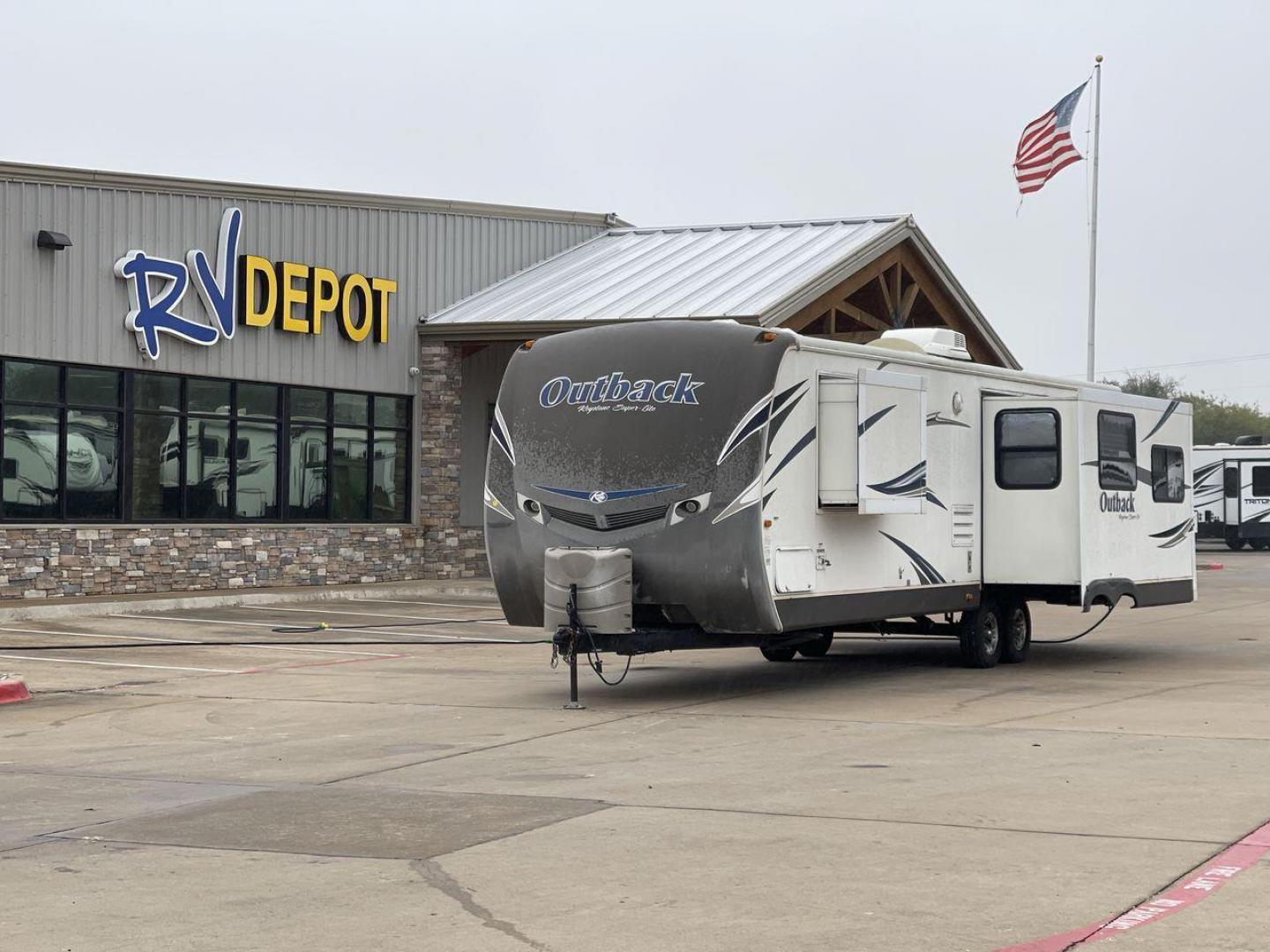 2013 KEYSTONE RV OUTBACK 298RE (4YDT29827DB) , Length: 35.17 ft.| Dry Weight: 7,443 lbs. | Gross Weight: 9,000 lbs. | Slides: 1 transmission, located at 4319 N Main Street, Cleburne, TX, 76033, (817) 221-0660, 32.435829, -97.384178 - The 2013 Keystone RV Outback 298RE is an ideal camping trailer for a family that sets out to the great outdoors every week. This unit has measurements of 35.17 ft in length, 8 ft in width, and 10.92 ft in height. The dry weight is about 7,443 lbs with a payload capacity of 1,557 lbs. It has a GV - Photo#0