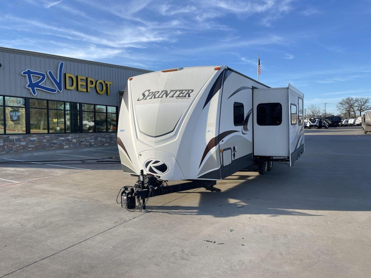 2013 KEYSTONE SPRINTER 272BHS (4YDT27226D1) , Length: 30.58 ft. | Dry Weight: 6,574 lbs. | Gross Weight: 9,495 lbs. | Slides: 1 transmission, located at 4319 N Main Street, Cleburne, TX, 76033, (817) 221-0660, 32.435829, -97.384178 - The 2013 Keystone Sprinter 272BHS is a single-slide travel trailer designed for ultimate comfort and convenience. Measuring 30.58 ft. in length and crafted from a sturdy combination of aluminum and fiberglass, this trailer boasts a dry weight of 6,574 lbs. and a GVWR of 9,495 lbs. Equipped with aut - Photo#0