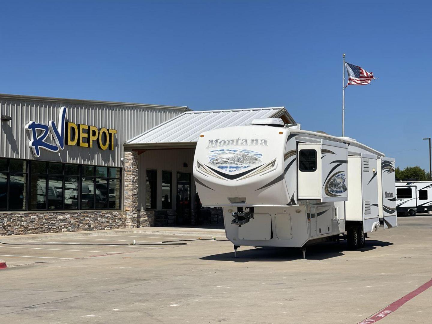 2013 MONTANA 3402RL - (4YDF34024D4) , Length: 39.08 ft. | Dry Weight: 12,893 lbs. | Gross Weight: 15,805 lbs. | Slides: 4 transmission, located at 4319 N Main Street, Cleburne, TX, 76033, (817) 221-0660, 32.435829, -97.384178 - Photo#0