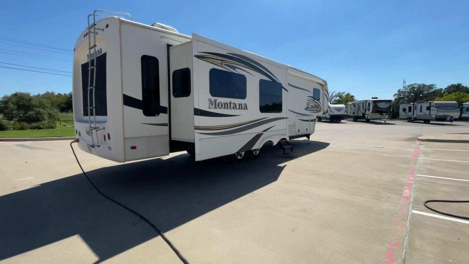 2013 MONTANA 3402RL - (4YDF34024D4) , Length: 39.08 ft. | Dry Weight: 12,893 lbs. | Gross Weight: 15,805 lbs. | Slides: 4 transmission, located at 4319 N Main Street, Cleburne, TX, 76033, (817) 221-0660, 32.435829, -97.384178 - Photo#1