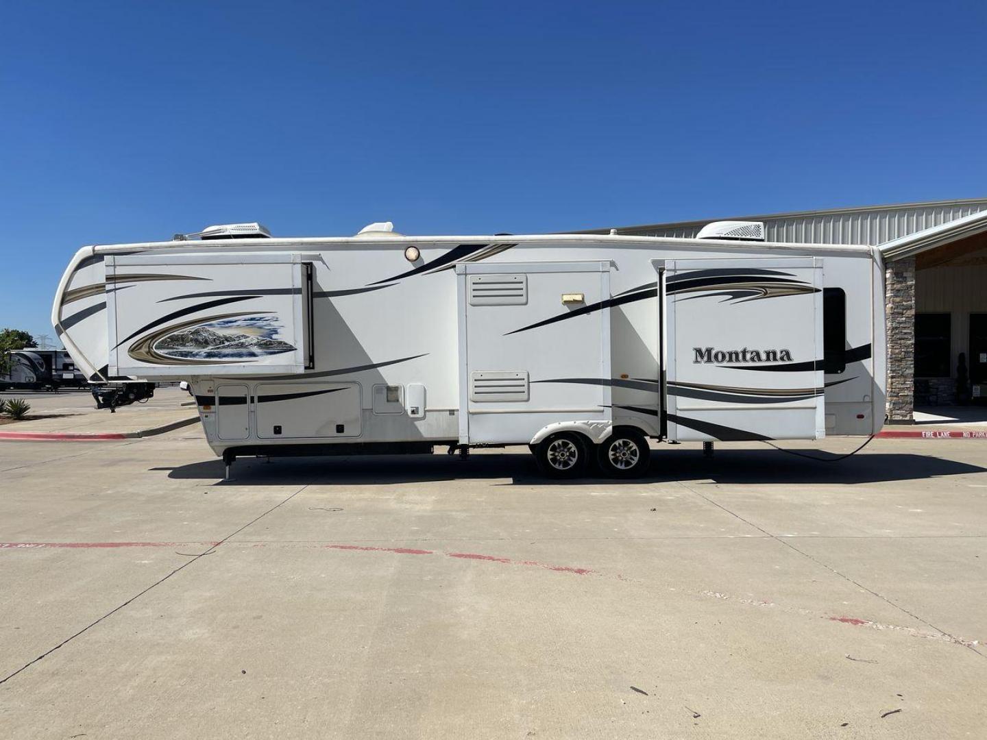 2013 MONTANA 3402RL - (4YDF34024D4) , Length: 39.08 ft. | Dry Weight: 12,893 lbs. | Gross Weight: 15,805 lbs. | Slides: 4 transmission, located at 4319 N Main Street, Cleburne, TX, 76033, (817) 221-0660, 32.435829, -97.384178 - Photo#23