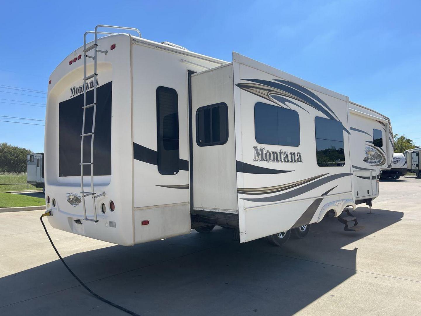 2013 MONTANA 3402RL - (4YDF34024D4) , Length: 39.08 ft. | Dry Weight: 12,893 lbs. | Gross Weight: 15,805 lbs. | Slides: 4 transmission, located at 4319 N Main Street, Cleburne, TX, 76033, (817) 221-0660, 32.435829, -97.384178 - Photo#24