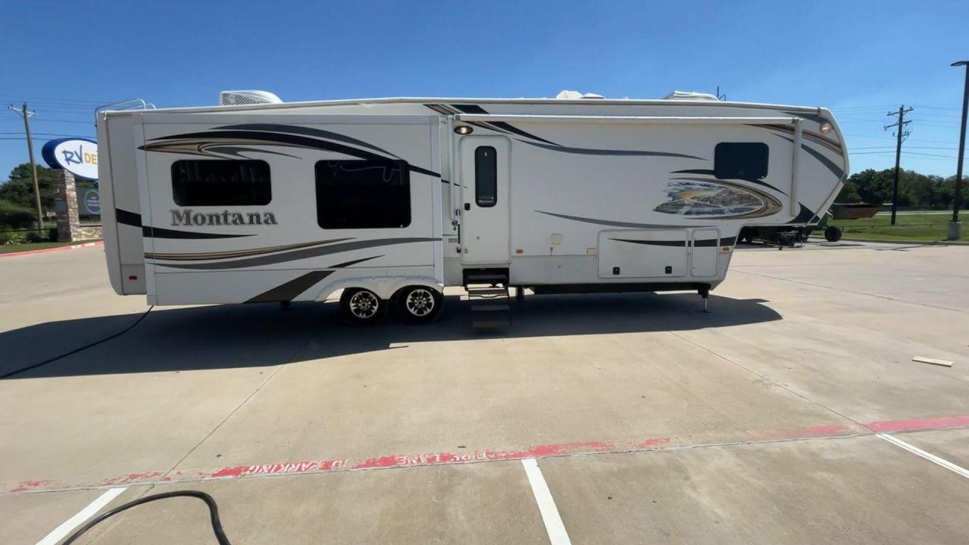 2013 MONTANA 3402RL - (4YDF34024D4) , Length: 39.08 ft. | Dry Weight: 12,893 lbs. | Gross Weight: 15,805 lbs. | Slides: 4 transmission, located at 4319 N Main Street, Cleburne, TX, 76033, (817) 221-0660, 32.435829, -97.384178 - Photo#2