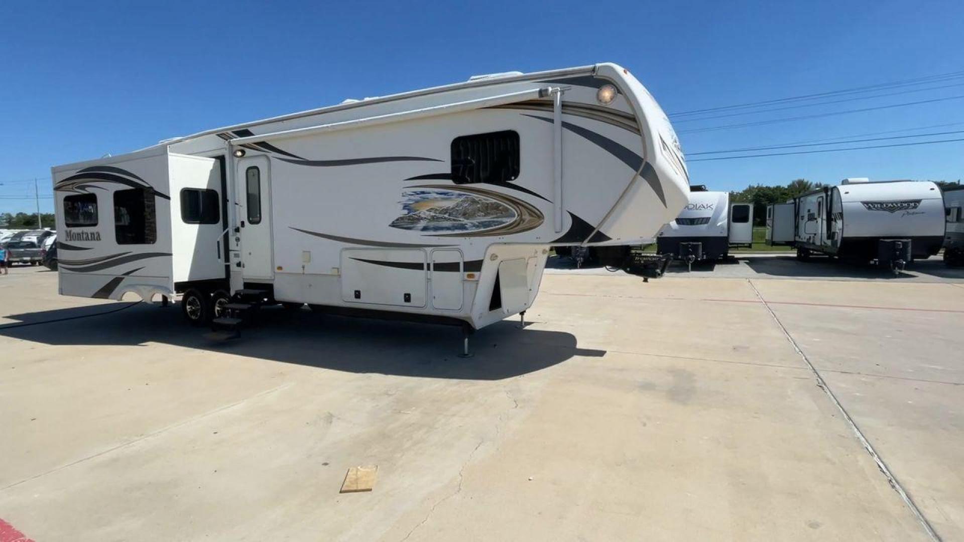 2013 MONTANA 3402RL - (4YDF34024D4) , Length: 39.08 ft. | Dry Weight: 12,893 lbs. | Gross Weight: 15,805 lbs. | Slides: 4 transmission, located at 4319 N Main Street, Cleburne, TX, 76033, (817) 221-0660, 32.435829, -97.384178 - Photo#3