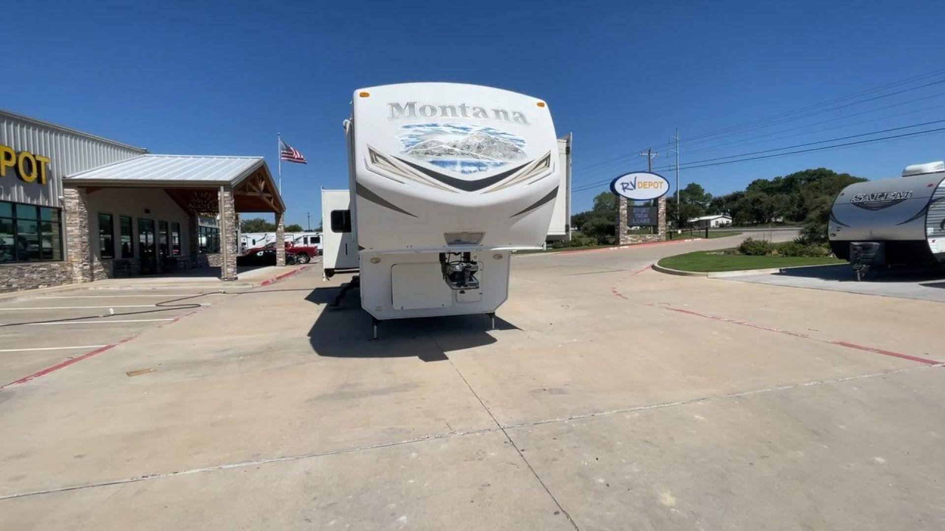 2013 MONTANA 3402RL - (4YDF34024D4) , Length: 39.08 ft. | Dry Weight: 12,893 lbs. | Gross Weight: 15,805 lbs. | Slides: 4 transmission, located at 4319 N Main Street, Cleburne, TX, 76033, (817) 221-0660, 32.435829, -97.384178 - Photo#4