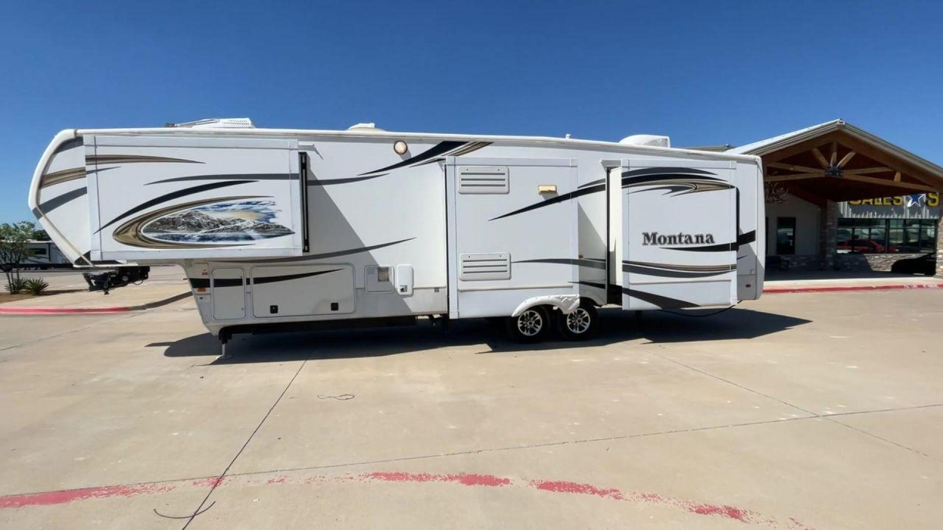 2013 MONTANA 3402RL - (4YDF34024D4) , Length: 39.08 ft. | Dry Weight: 12,893 lbs. | Gross Weight: 15,805 lbs. | Slides: 4 transmission, located at 4319 N Main Street, Cleburne, TX, 76033, (817) 221-0660, 32.435829, -97.384178 - Photo#6