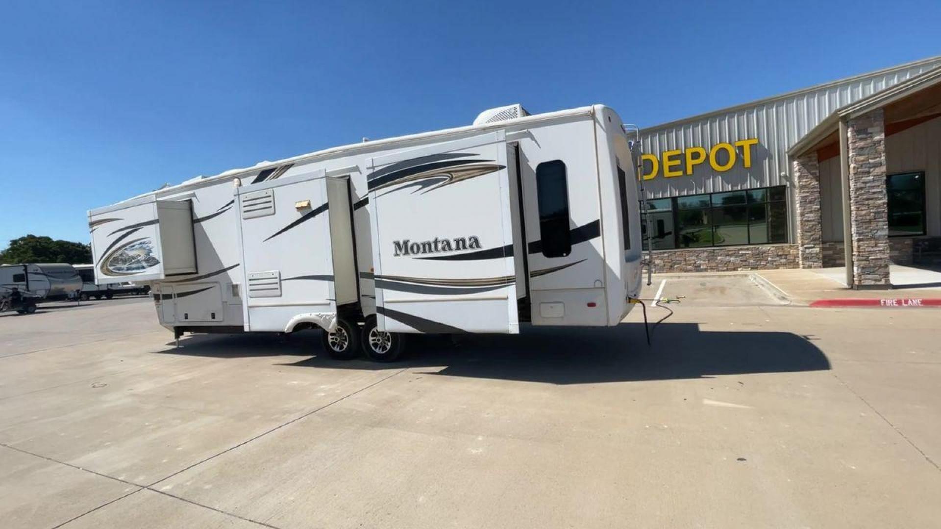 2013 MONTANA 3402RL - (4YDF34024D4) , Length: 39.08 ft. | Dry Weight: 12,893 lbs. | Gross Weight: 15,805 lbs. | Slides: 4 transmission, located at 4319 N Main Street, Cleburne, TX, 76033, (817) 221-0660, 32.435829, -97.384178 - Photo#7