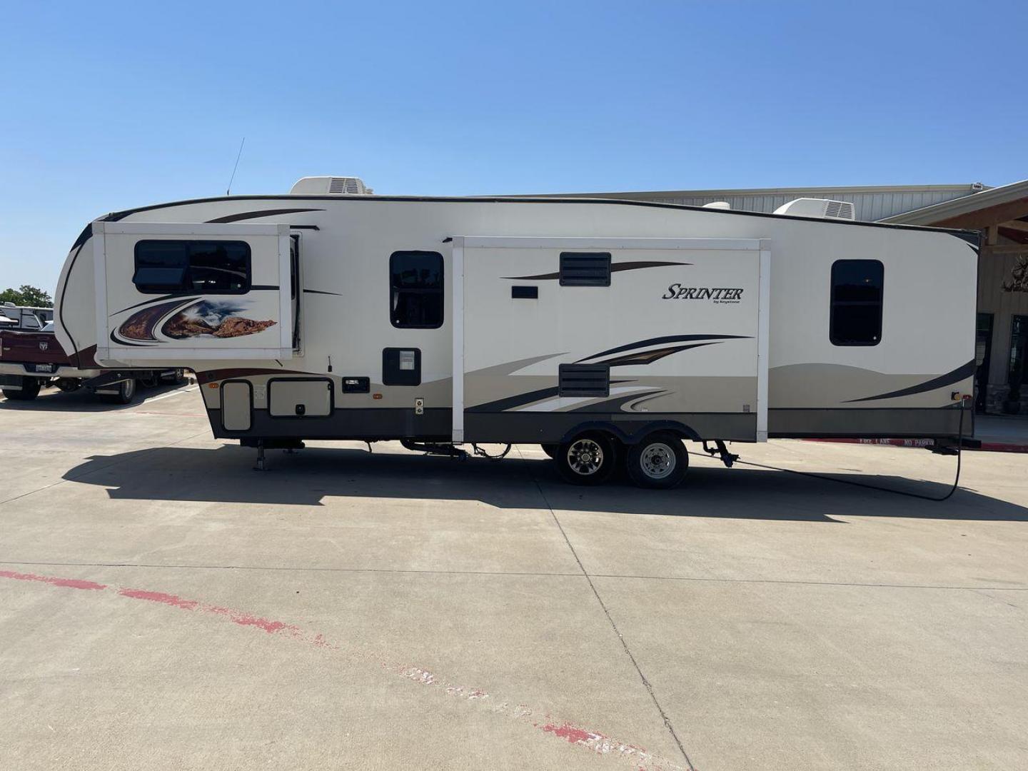 2013 WHITE SPRINTER 333FWFLS - (4YDF33328D1) , Length: 37 ft | Dry Weight: 9,598 lbs | Gross Weight: 12,750 lbs | Slides: 3 transmission, located at 4319 N Main Street, Cleburne, TX, 76033, (817) 221-0660, 32.435829, -97.384178 - Your home away from home on the road is the 2013 Keystone Sprinter 333FWFLS. This fifth wheel is 37 feet long and weighs 9,598 pounds when it's empty. It's roomy and comfortable, making it great for long trips and family vacations. With three slides that make your living room bigger, there's plenty - Photo#24