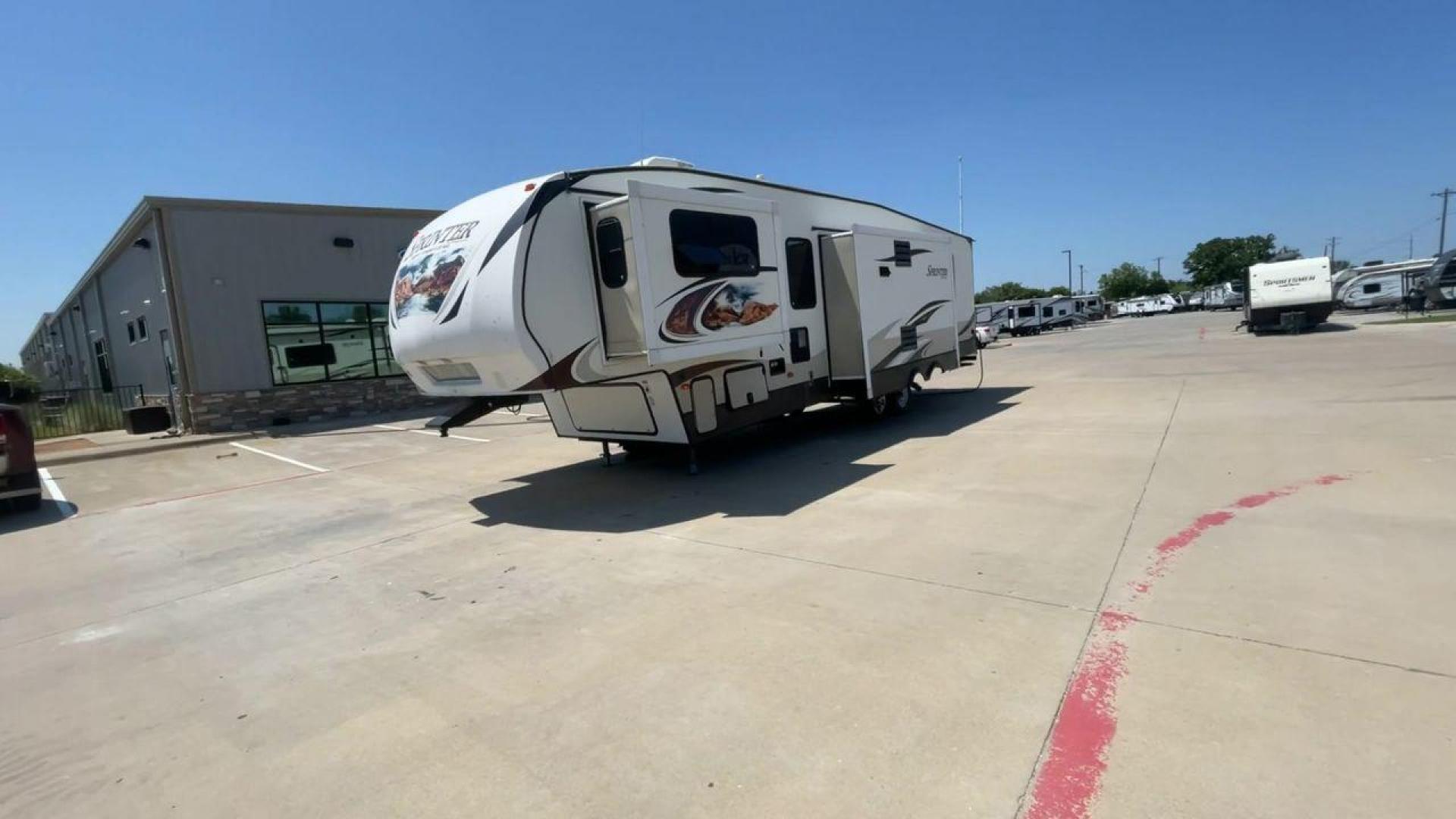 2013 WHITE SPRINTER 333FWFLS - (4YDF33328D1) , Length: 37 ft | Dry Weight: 9,598 lbs | Gross Weight: 12,750 lbs | Slides: 3 transmission, located at 4319 N Main Street, Cleburne, TX, 76033, (817) 221-0660, 32.435829, -97.384178 - Your home away from home on the road is the 2013 Keystone Sprinter 333FWFLS. This fifth wheel is 37 feet long and weighs 9,598 pounds when it's empty. It's roomy and comfortable, making it great for long trips and family vacations. With three slides that make your living room bigger, there's plenty - Photo#5