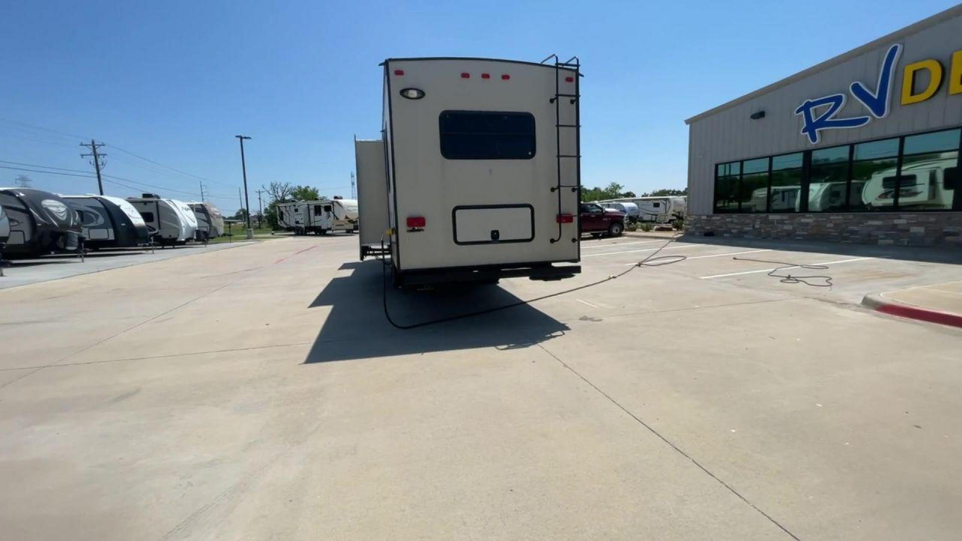 2013 WHITE SPRINTER 333FWFLS - (4YDF33328D1) , Length: 37 ft | Dry Weight: 9,598 lbs | Gross Weight: 12,750 lbs | Slides: 3 transmission, located at 4319 N Main Street, Cleburne, TX, 76033, (817) 221-0660, 32.435829, -97.384178 - Your home away from home on the road is the 2013 Keystone Sprinter 333FWFLS. This fifth wheel is 37 feet long and weighs 9,598 pounds when it's empty. It's roomy and comfortable, making it great for long trips and family vacations. With three slides that make your living room bigger, there's plenty - Photo#8