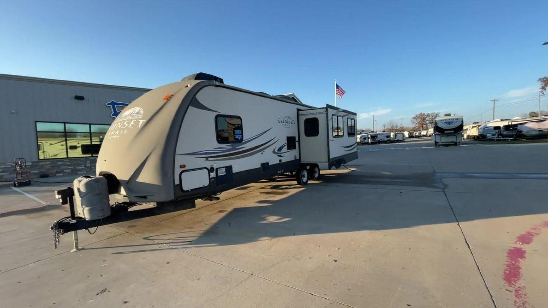 2013 TAN SUNSET TRAIL 30RE - (4V0TC3029DB) , Length: 34.42 ft.| Dry Weight: 6,288 lbs. | Gross Weight: 9,500 lbs. | Slides: 1 transmission, located at 4319 N Main Street, Cleburne, TX, 76033, (817) 221-0660, 32.435829, -97.384178 - The 2013 Sunset Trail 30RE CT offers the ideal balance of comfort and flair. This travel trailer is 34.42 feet long, so there's plenty of room for you and your loved ones to relax. With a dry weight of 6,288 pounds and a gross weight of 9,500 pounds, it provides an excellent balance of durability an - Photo#5