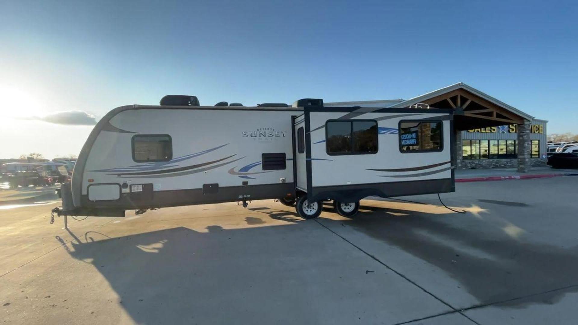 2013 TAN SUNSET TRAIL 30RE - (4V0TC3029DB) , Length: 34.42 ft.| Dry Weight: 6,288 lbs. | Gross Weight: 9,500 lbs. | Slides: 1 transmission, located at 4319 N Main Street, Cleburne, TX, 76033, (817) 221-0660, 32.435829, -97.384178 - The 2013 Sunset Trail 30RE CT offers the ideal balance of comfort and flair. This travel trailer is 34.42 feet long, so there's plenty of room for you and your loved ones to relax. With a dry weight of 6,288 pounds and a gross weight of 9,500 pounds, it provides an excellent balance of durability an - Photo#6