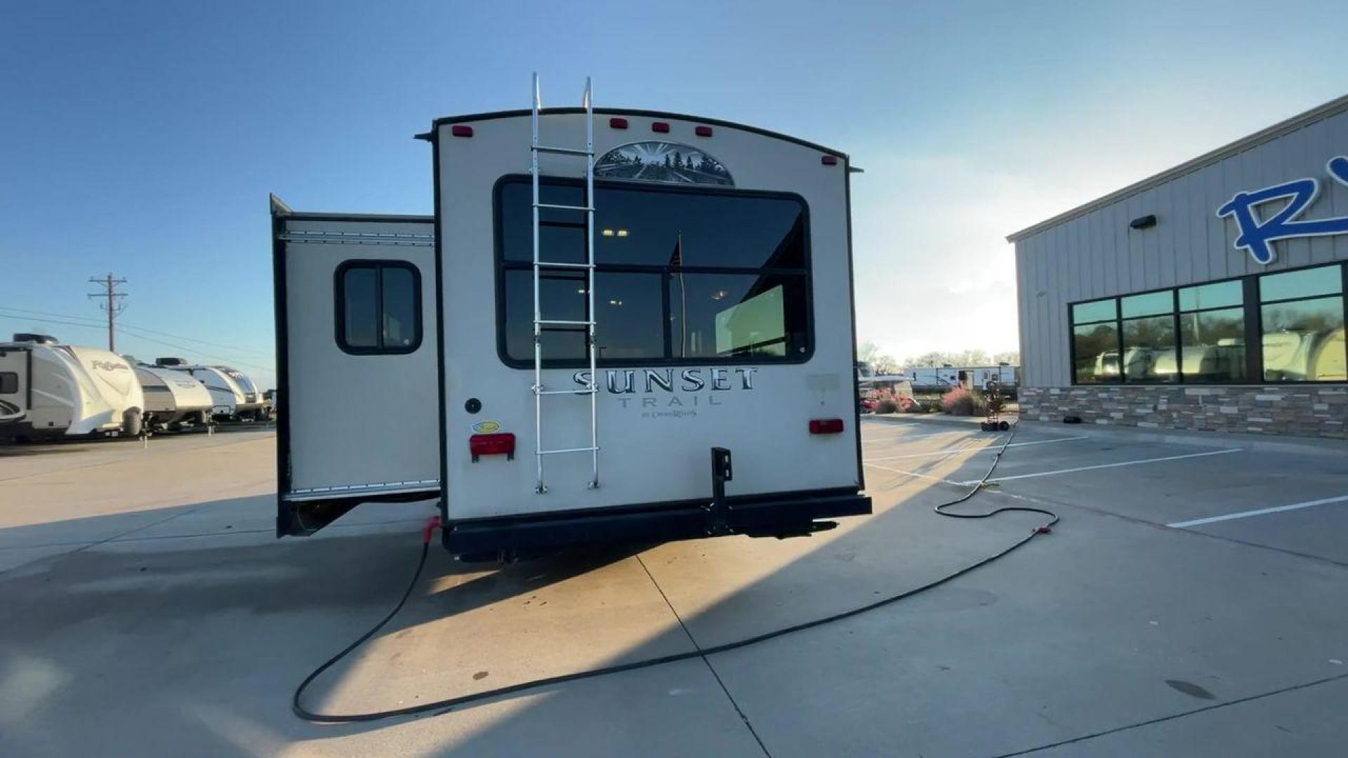 2013 TAN SUNSET TRAIL 30RE - (4V0TC3029DB) , Length: 34.42 ft.| Dry Weight: 6,288 lbs. | Gross Weight: 9,500 lbs. | Slides: 1 transmission, located at 4319 N Main Street, Cleburne, TX, 76033, (817) 221-0660, 32.435829, -97.384178 - The 2013 Sunset Trail 30RE CT offers the ideal balance of comfort and flair. This travel trailer is 34.42 feet long, so there's plenty of room for you and your loved ones to relax. With a dry weight of 6,288 pounds and a gross weight of 9,500 pounds, it provides an excellent balance of durability an - Photo#8