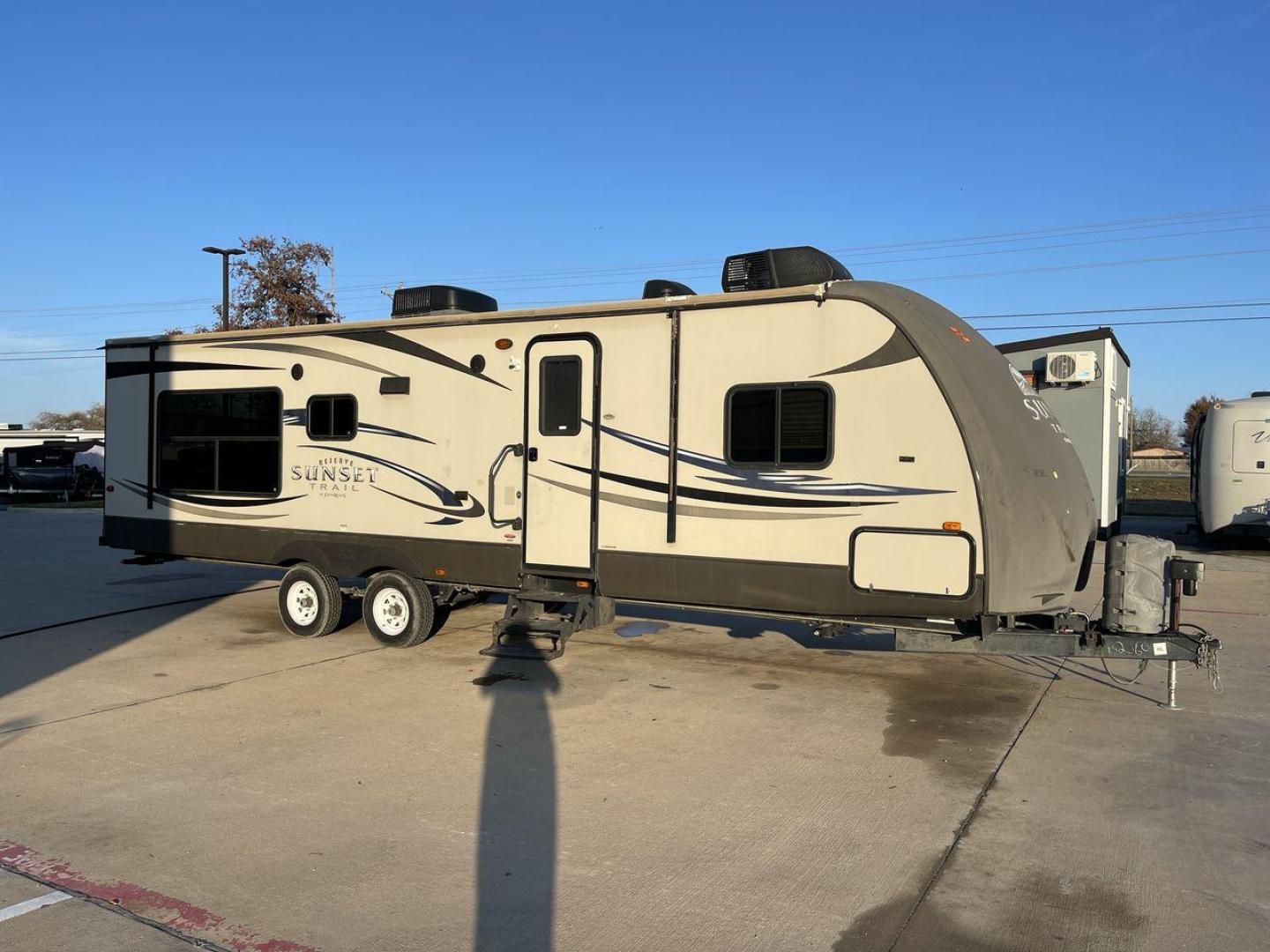 2013 TAN SUNSET TRAIL 30RE - (4V0TC3029DB) , Length: 34.42 ft.| Dry Weight: 6,288 lbs. | Gross Weight: 9,500 lbs. | Slides: 1 transmission, located at 4319 N Main Street, Cleburne, TX, 76033, (817) 221-0660, 32.435829, -97.384178 - The 2013 Sunset Trail 30RE CT offers the ideal balance of comfort and flair. This travel trailer is 34.42 feet long, so there's plenty of room for you and your loved ones to relax. With a dry weight of 6,288 pounds and a gross weight of 9,500 pounds, it provides an excellent balance of durability an - Photo#23