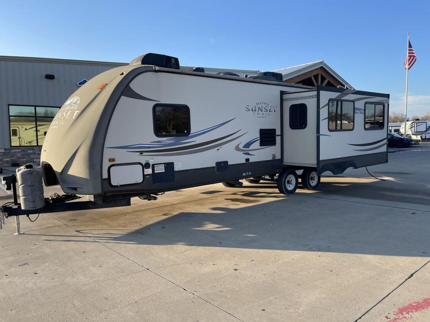 2013 TAN SUNSET TRAIL 30RE - (4V0TC3029DB) , Length: 34.42 ft.| Dry Weight: 6,288 lbs. | Gross Weight: 9,500 lbs. | Slides: 1 transmission, located at 4319 N Main Street, Cleburne, TX, 76033, (817) 221-0660, 32.435829, -97.384178 - The 2013 Sunset Trail 30RE CT offers the ideal balance of comfort and flair. This travel trailer is 34.42 feet long, so there's plenty of room for you and your loved ones to relax. With a dry weight of 6,288 pounds and a gross weight of 9,500 pounds, it provides an excellent balance of durability an - Photo#24