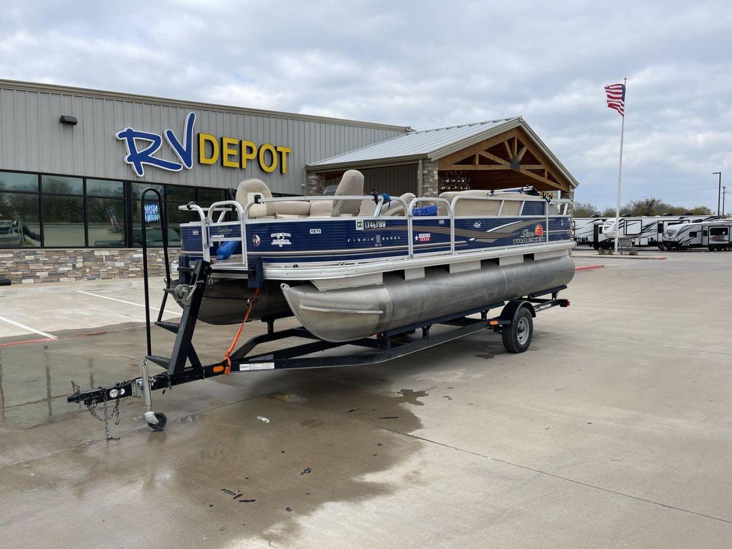 2013 BLUE SUN TRACKER FISHIN BARGE 20DLX (BUJ14071K21) , located at 4319 N Main Street, Cleburne, TX, 76033, (817) 221-0660, 32.435829, -97.384178 - Photo#0