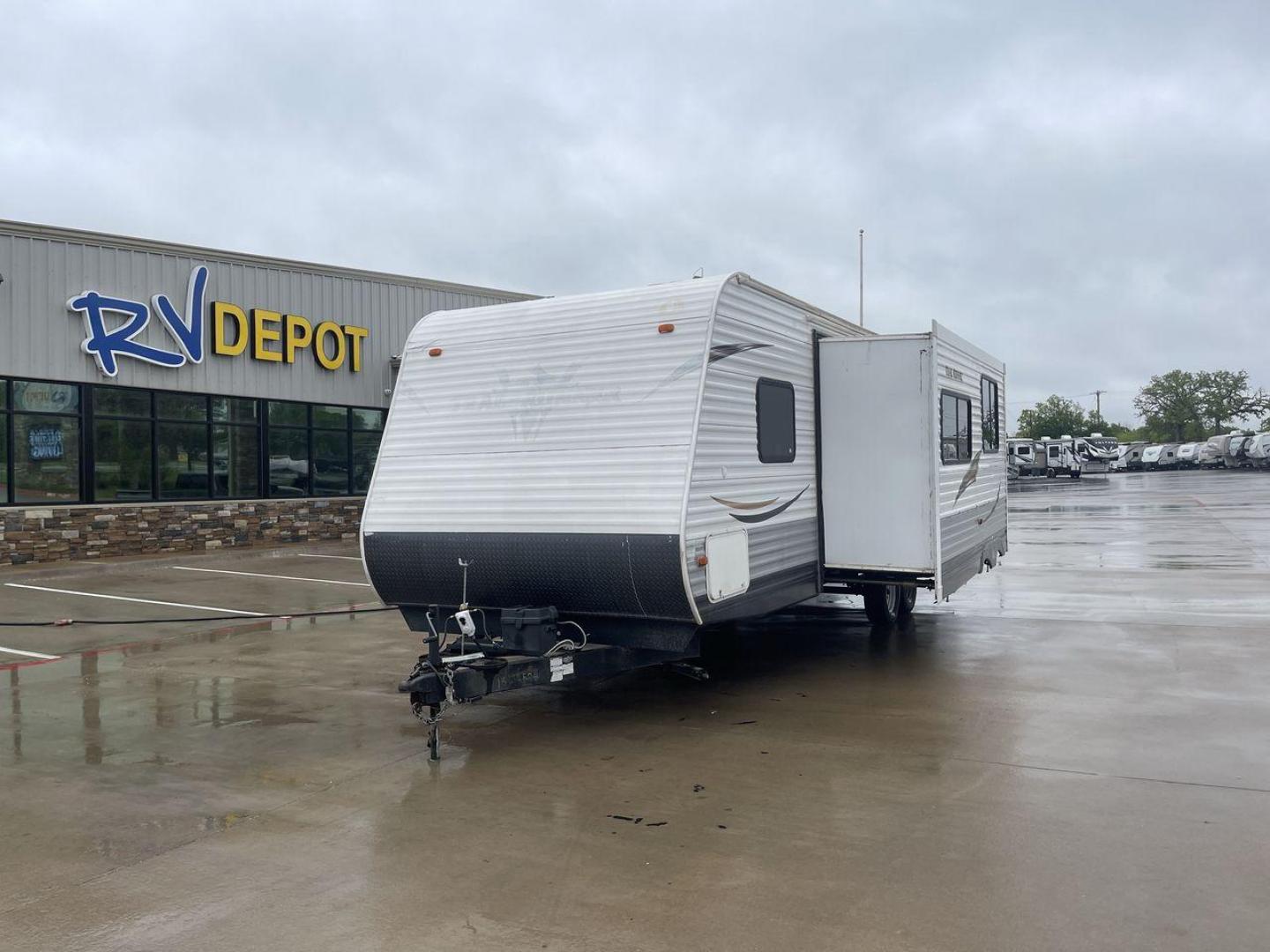 2013 TRAIL RUNNER 29FQBS (5SFEB3228DE) , Length: 32.33 ft. | Dry Weight: 6,724 lbs. | Slides: 1 transmission, located at 4319 N Main Street, Cleburne, TX, 76033, (817) 221-0660, 32.435829, -97.384178 - This 2013 Trail Runner 29FQBS is a single-slide travel trailer measuring approximately 32.33 feet long. It has a dry weight of 6,724 lbs. and a carrying capacity of 2,276 lbs. It also has a manageable hitch weight of 738 lbs. As you enter the camper, you will find the kitchen section immediately to - Photo#0