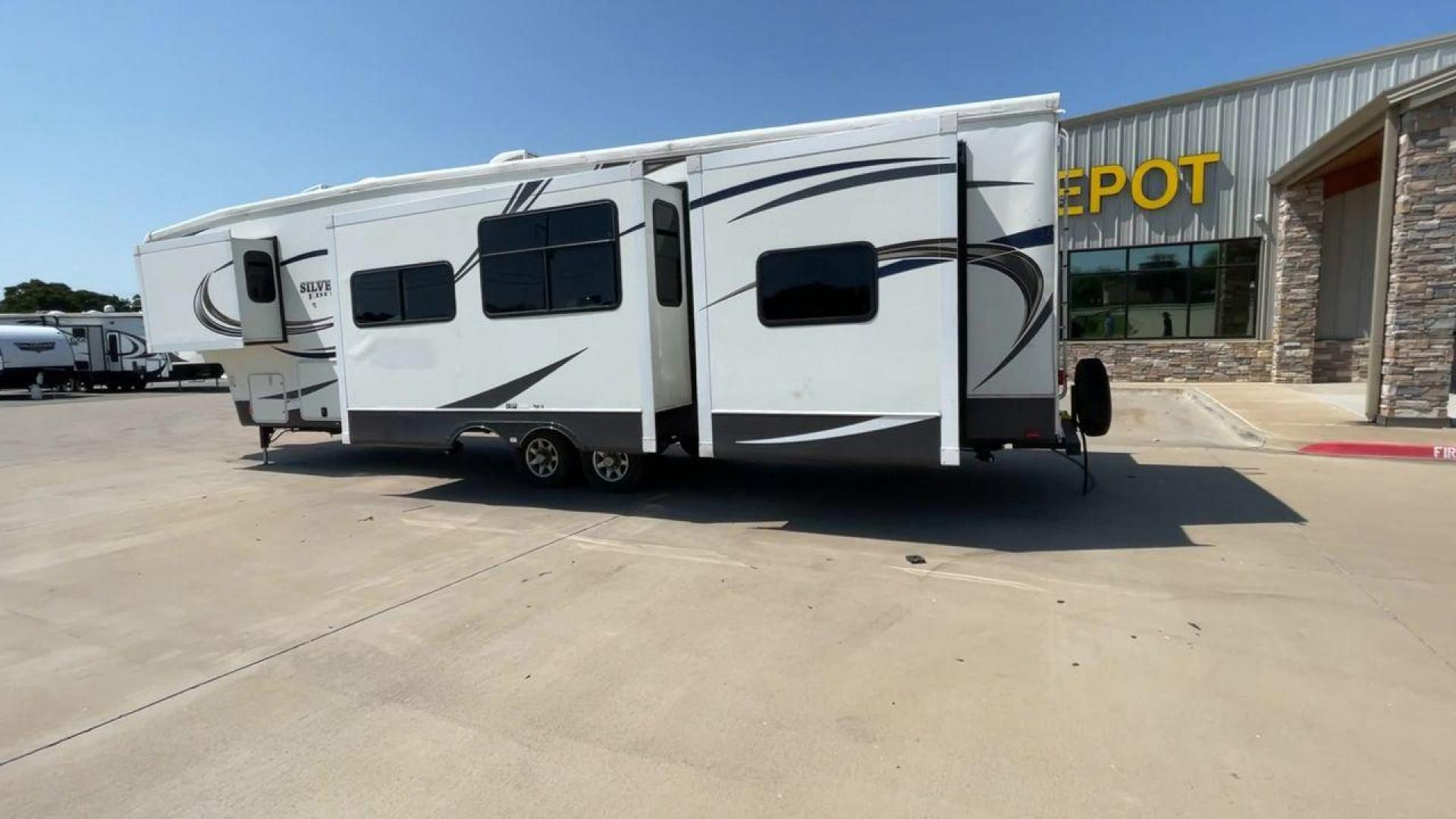 2014 WHITE BIGHORN SILVERADO 370QB (5SFBG4120EE) , Length: 41.58 ft. | Dry Weight: 11,660 lbs. | Gross Weight: 15,000 lbs. | Slides: 4 transmission, located at 4319 N Main Street, Cleburne, TX, 76033, (817) 221-0660, 32.435829, -97.384178 - The 2014 Bighorn Silverado 37QB fifth wheel has a floorplan perfect for a family getaway. It features a bath and a half floorplan with a bunk house, spacious living room area, and outdoor kitchen. This unit measures 41.58 ft in length, 8 ft in width, and 12.75 ft in height. The dry weight is about 1 - Photo#7