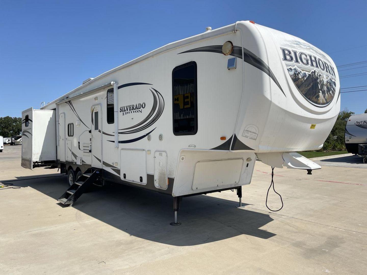 2014 WHITE BIGHORN SILVERADO 370QB (5SFBG4120EE) , Length: 41.58 ft. | Dry Weight: 11,660 lbs. | Gross Weight: 15,000 lbs. | Slides: 4 transmission, located at 4319 N Main Street, Cleburne, TX, 76033, (817) 221-0660, 32.435829, -97.384178 - The 2014 Bighorn Silverado 37QB fifth wheel has a floorplan perfect for a family getaway. It features a bath and a half floorplan with a bunk house, spacious living room area, and outdoor kitchen. This unit measures 41.58 ft in length, 8 ft in width, and 12.75 ft in height. The dry weight is about 1 - Photo#22