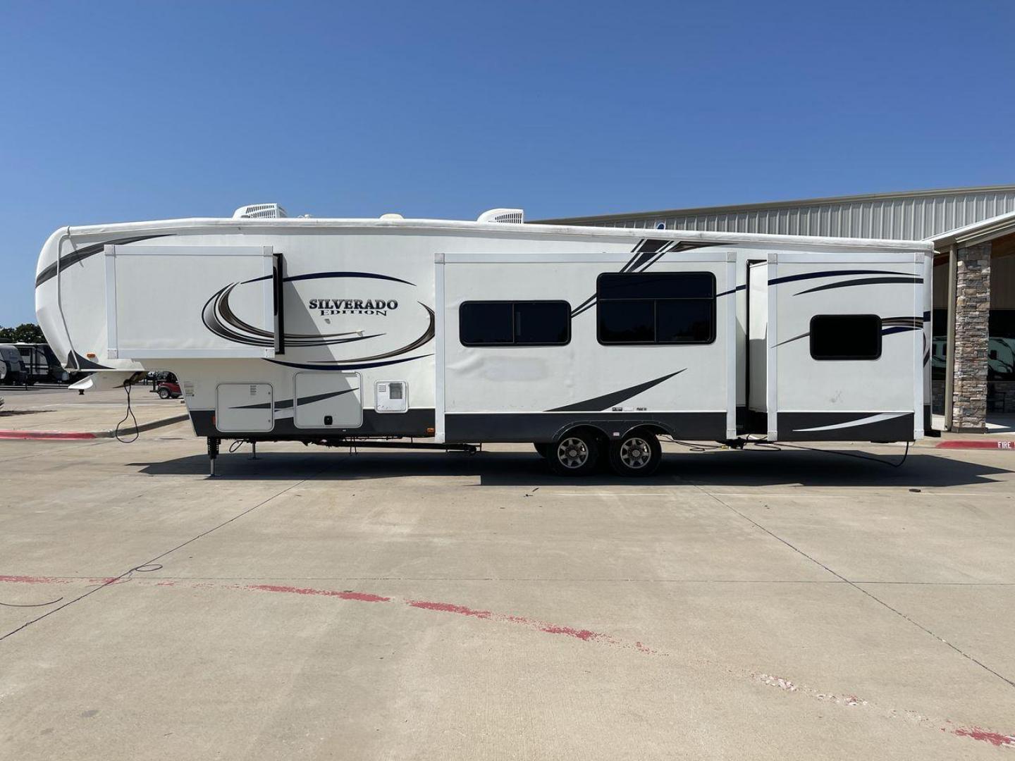 2014 WHITE BIGHORN SILVERADO 370QB (5SFBG4120EE) , Length: 41.58 ft. | Dry Weight: 11,660 lbs. | Gross Weight: 15,000 lbs. | Slides: 4 transmission, located at 4319 N Main Street, Cleburne, TX, 76033, (817) 221-0660, 32.435829, -97.384178 - The 2014 Bighorn Silverado 37QB fifth wheel has a floorplan perfect for a family getaway. It features a bath and a half floorplan with a bunk house, spacious living room area, and outdoor kitchen. This unit measures 41.58 ft in length, 8 ft in width, and 12.75 ft in height. The dry weight is about 1 - Photo#23