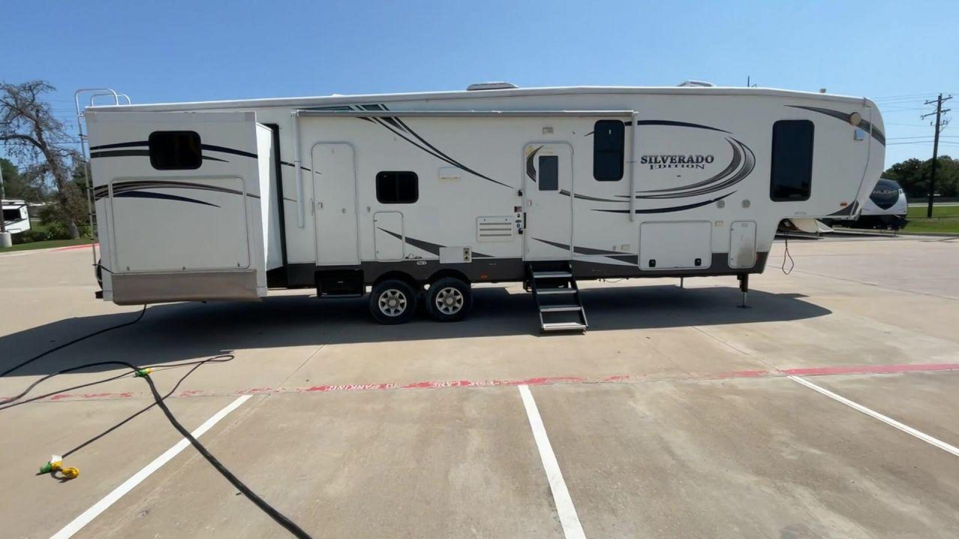 2014 WHITE BIGHORN SILVERADO 370QB (5SFBG4120EE) , Length: 41.58 ft. | Dry Weight: 11,660 lbs. | Gross Weight: 15,000 lbs. | Slides: 4 transmission, located at 4319 N Main Street, Cleburne, TX, 76033, (817) 221-0660, 32.435829, -97.384178 - The 2014 Bighorn Silverado 37QB fifth wheel has a floorplan perfect for a family getaway. It features a bath and a half floorplan with a bunk house, spacious living room area, and outdoor kitchen. This unit measures 41.58 ft in length, 8 ft in width, and 12.75 ft in height. The dry weight is about 1 - Photo#2