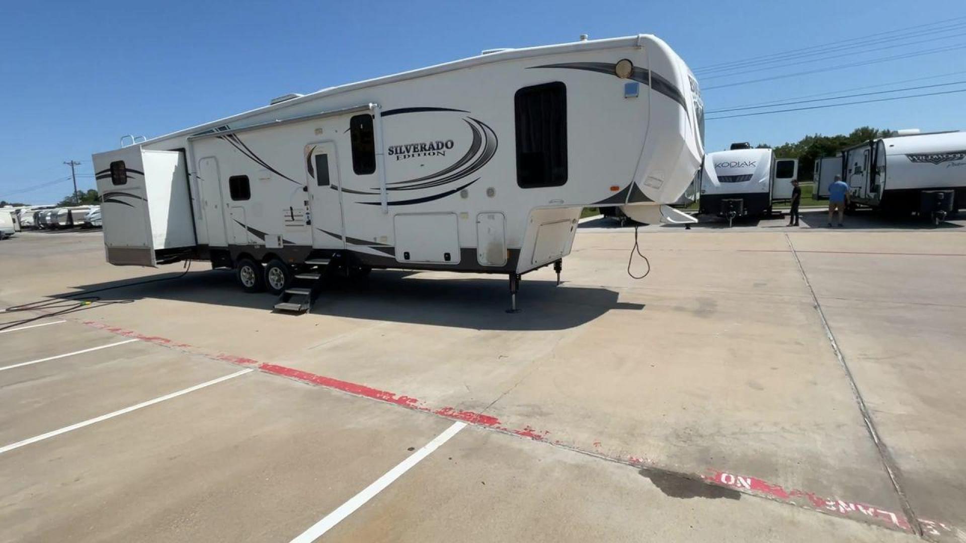 2014 WHITE BIGHORN SILVERADO 370QB (5SFBG4120EE) , Length: 41.58 ft. | Dry Weight: 11,660 lbs. | Gross Weight: 15,000 lbs. | Slides: 4 transmission, located at 4319 N Main Street, Cleburne, TX, 76033, (817) 221-0660, 32.435829, -97.384178 - The 2014 Bighorn Silverado 37QB fifth wheel has a floorplan perfect for a family getaway. It features a bath and a half floorplan with a bunk house, spacious living room area, and outdoor kitchen. This unit measures 41.58 ft in length, 8 ft in width, and 12.75 ft in height. The dry weight is about 1 - Photo#3