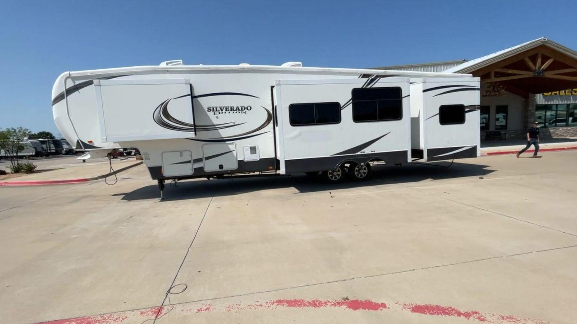 2014 WHITE BIGHORN SILVERADO 370QB (5SFBG4120EE) , Length: 41.58 ft. | Dry Weight: 11,660 lbs. | Gross Weight: 15,000 lbs. | Slides: 4 transmission, located at 4319 N Main Street, Cleburne, TX, 76033, (817) 221-0660, 32.435829, -97.384178 - The 2014 Bighorn Silverado 37QB fifth wheel has a floorplan perfect for a family getaway. It features a bath and a half floorplan with a bunk house, spacious living room area, and outdoor kitchen. This unit measures 41.58 ft in length, 8 ft in width, and 12.75 ft in height. The dry weight is about 1 - Photo#6