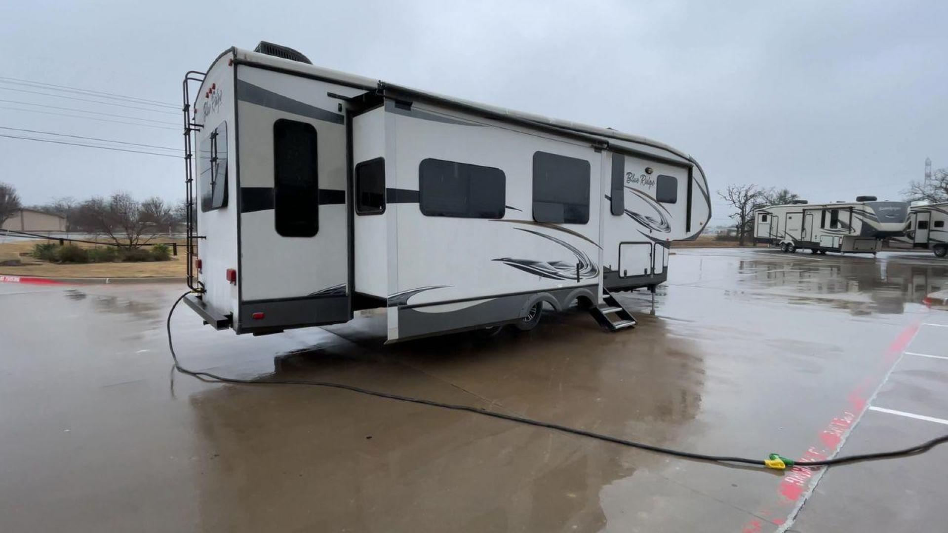 2014 TAN BLUE RIDGE 3025RL (4X4FBLF29EG) , Length: 35.5 ft. | Dry Weight: 11,614 lbs. | Gross Weight: 14,090 lbs. | Slides: 3 transmission, located at 4319 N Main Street, Cleburne, TX, 76033, (817) 221-0660, 32.435829, -97.384178 - This 2014 Forest River Fifth Wheel measures 35.5 feet long and just over 8 feet wide with a dry weight of 11,614 lbs. It has a GVWR of 14,090 lbs and a hitch weight of 2,090 lbs. This unit has automatic heating and cooling rated at 35,000 and 15,000 BTUs, respectively. The exterior of this unit is a - Photo#1