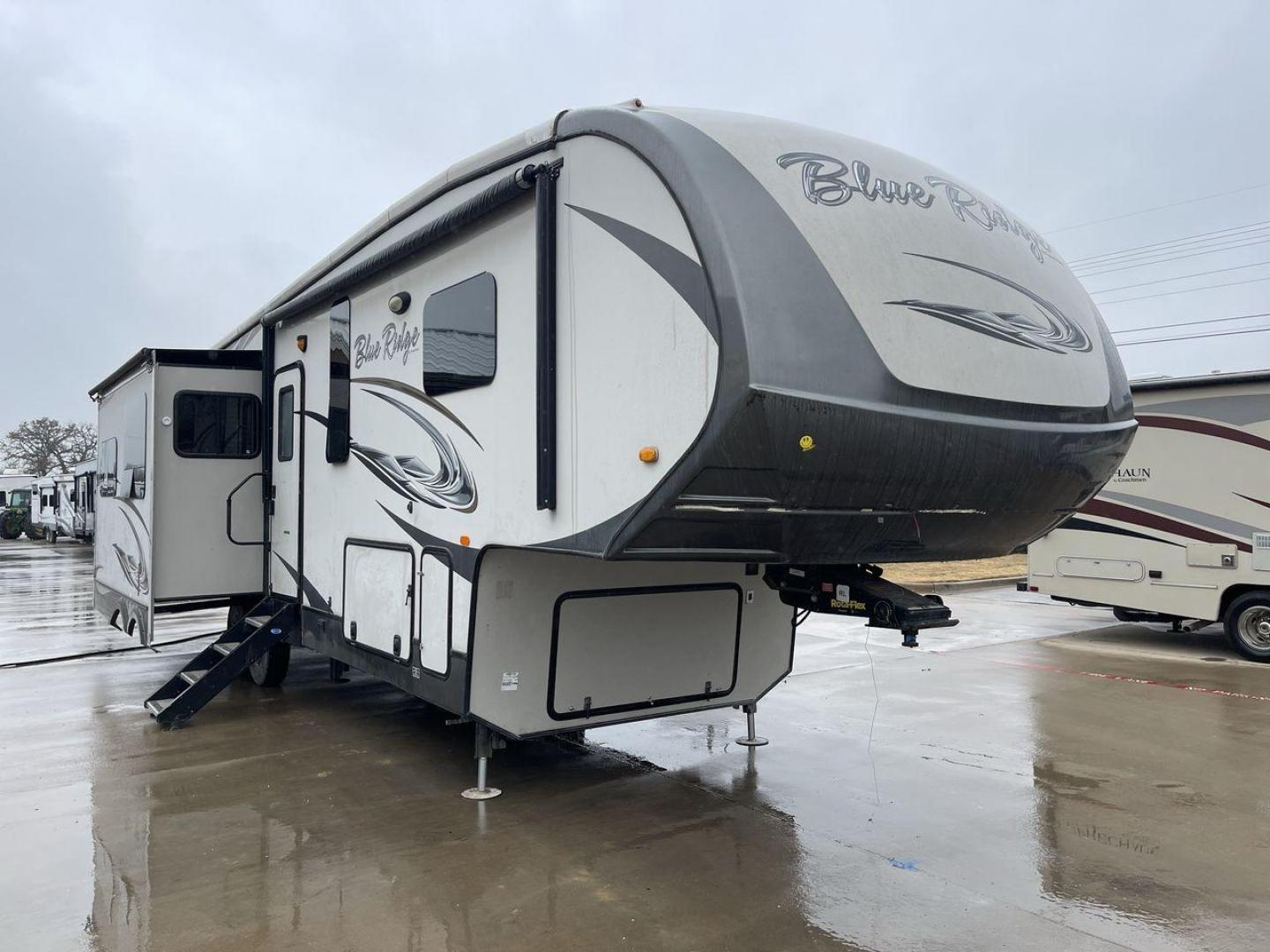 2014 TAN BLUE RIDGE 3025RL (4X4FBLF29EG) , Length: 35.5 ft. | Dry Weight: 11,614 lbs. | Gross Weight: 14,090 lbs. | Slides: 3 transmission, located at 4319 N Main Street, Cleburne, TX, 76033, (817) 221-0660, 32.435829, -97.384178 - This 2014 Forest River Fifth Wheel measures 35.5 feet long and just over 8 feet wide with a dry weight of 11,614 lbs. It has a GVWR of 14,090 lbs and a hitch weight of 2,090 lbs. This unit has automatic heating and cooling rated at 35,000 and 15,000 BTUs, respectively. The exterior of this unit is a - Photo#23