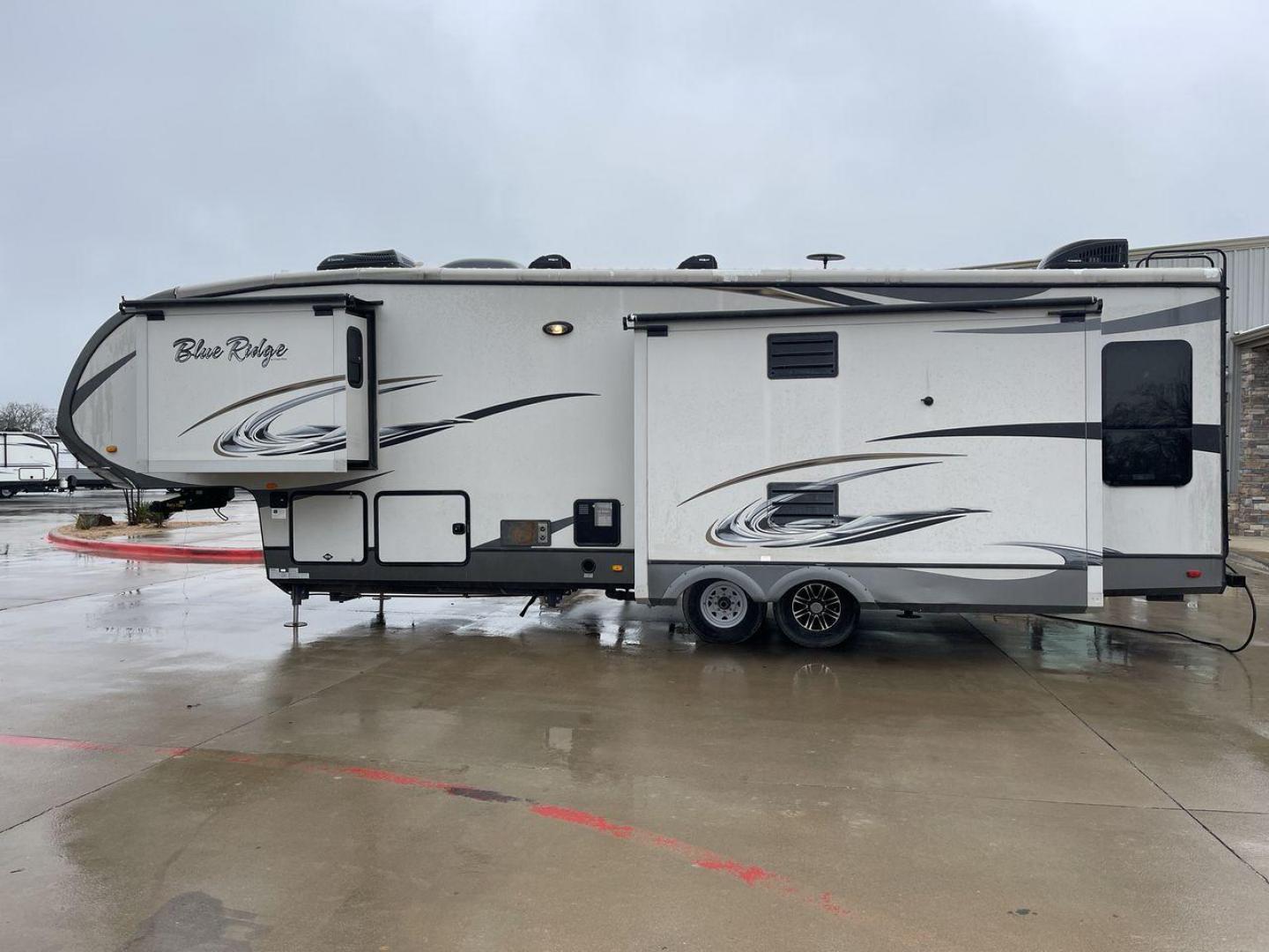 2014 TAN BLUE RIDGE 3025RL (4X4FBLF29EG) , Length: 35.5 ft. | Dry Weight: 11,614 lbs. | Gross Weight: 14,090 lbs. | Slides: 3 transmission, located at 4319 N Main Street, Cleburne, TX, 76033, (817) 221-0660, 32.435829, -97.384178 - This 2014 Forest River Fifth Wheel measures 35.5 feet long and just over 8 feet wide with a dry weight of 11,614 lbs. It has a GVWR of 14,090 lbs and a hitch weight of 2,090 lbs. This unit has automatic heating and cooling rated at 35,000 and 15,000 BTUs, respectively. The exterior of this unit is a - Photo#24