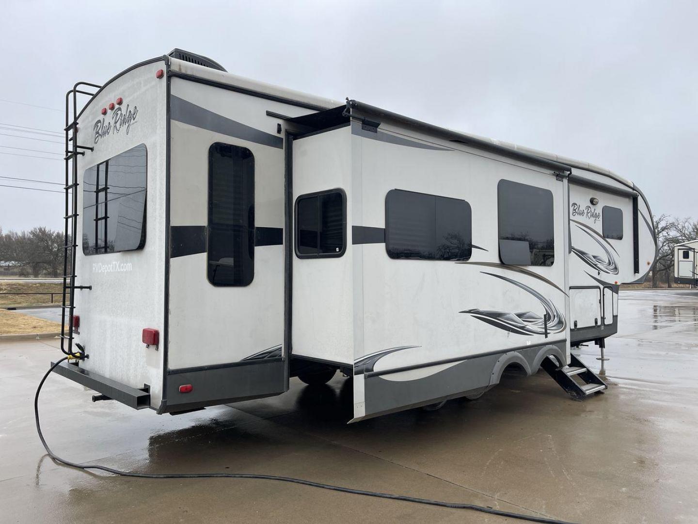 2014 TAN BLUE RIDGE 3025RL (4X4FBLF29EG) , Length: 35.5 ft. | Dry Weight: 11,614 lbs. | Gross Weight: 14,090 lbs. | Slides: 3 transmission, located at 4319 N Main Street, Cleburne, TX, 76033, (817) 221-0660, 32.435829, -97.384178 - This 2014 Forest River Fifth Wheel measures 35.5 feet long and just over 8 feet wide with a dry weight of 11,614 lbs. It has a GVWR of 14,090 lbs and a hitch weight of 2,090 lbs. This unit has automatic heating and cooling rated at 35,000 and 15,000 BTUs, respectively. The exterior of this unit is a - Photo#25