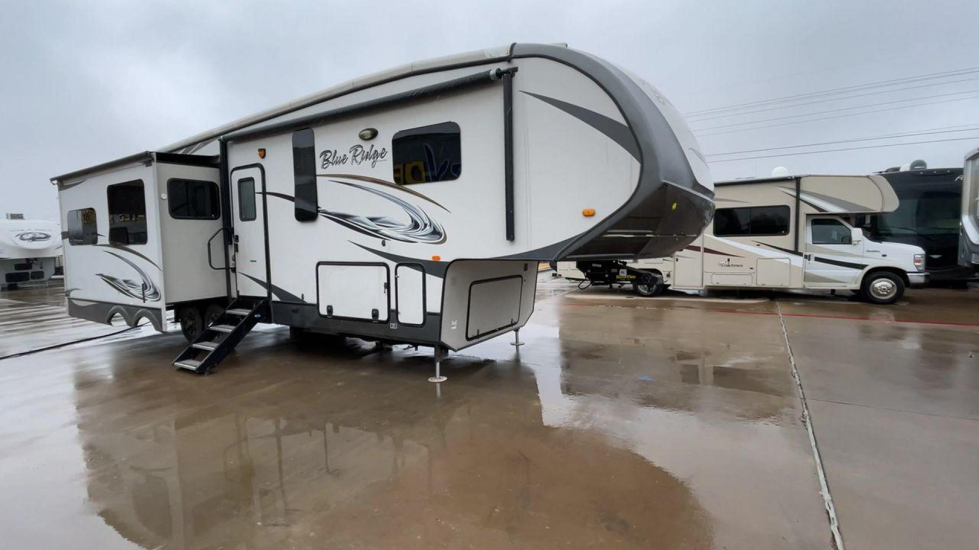 2014 TAN BLUE RIDGE 3025RL (4X4FBLF29EG) , Length: 35.5 ft. | Dry Weight: 11,614 lbs. | Gross Weight: 14,090 lbs. | Slides: 3 transmission, located at 4319 N Main Street, Cleburne, TX, 76033, (817) 221-0660, 32.435829, -97.384178 - This 2014 Forest River Fifth Wheel measures 35.5 feet long and just over 8 feet wide with a dry weight of 11,614 lbs. It has a GVWR of 14,090 lbs and a hitch weight of 2,090 lbs. This unit has automatic heating and cooling rated at 35,000 and 15,000 BTUs, respectively. The exterior of this unit is a - Photo#3