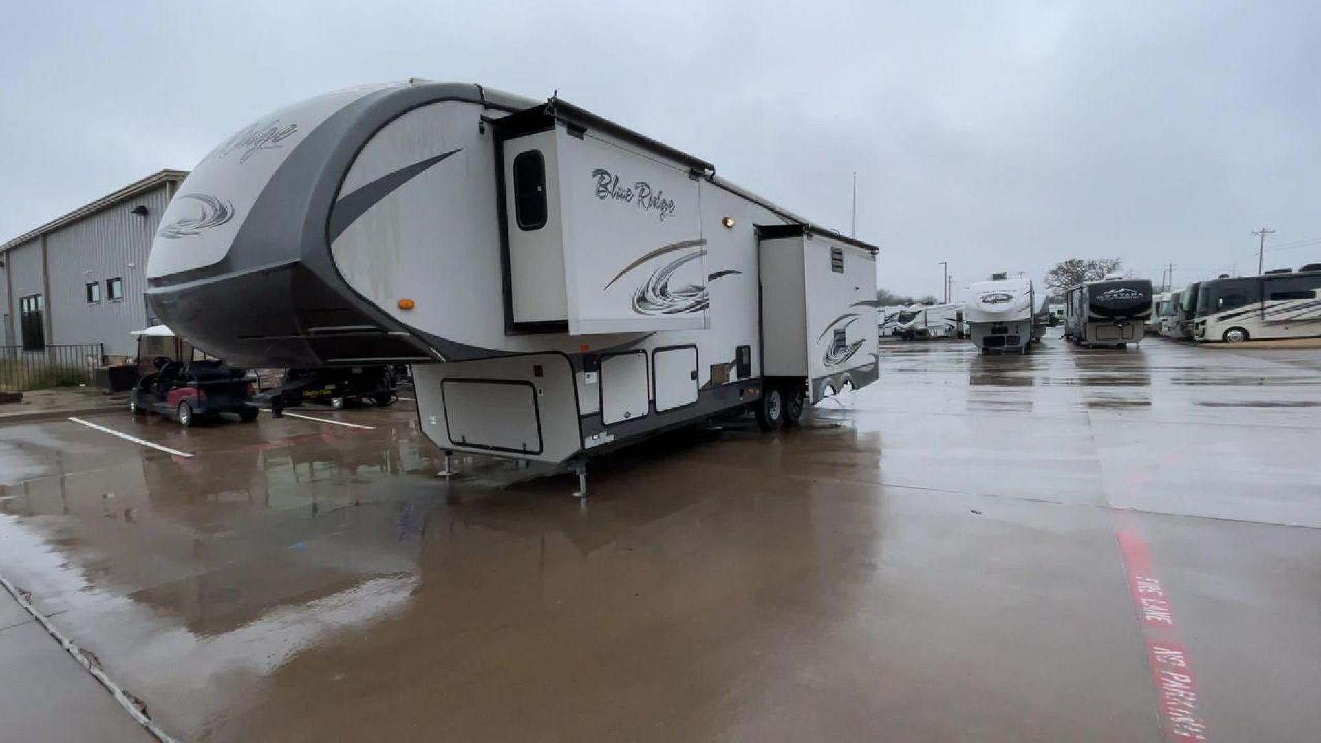 2014 TAN BLUE RIDGE 3025RL (4X4FBLF29EG) , Length: 35.5 ft. | Dry Weight: 11,614 lbs. | Gross Weight: 14,090 lbs. | Slides: 3 transmission, located at 4319 N Main Street, Cleburne, TX, 76033, (817) 221-0660, 32.435829, -97.384178 - This 2014 Forest River Fifth Wheel measures 35.5 feet long and just over 8 feet wide with a dry weight of 11,614 lbs. It has a GVWR of 14,090 lbs and a hitch weight of 2,090 lbs. This unit has automatic heating and cooling rated at 35,000 and 15,000 BTUs, respectively. The exterior of this unit is a - Photo#5