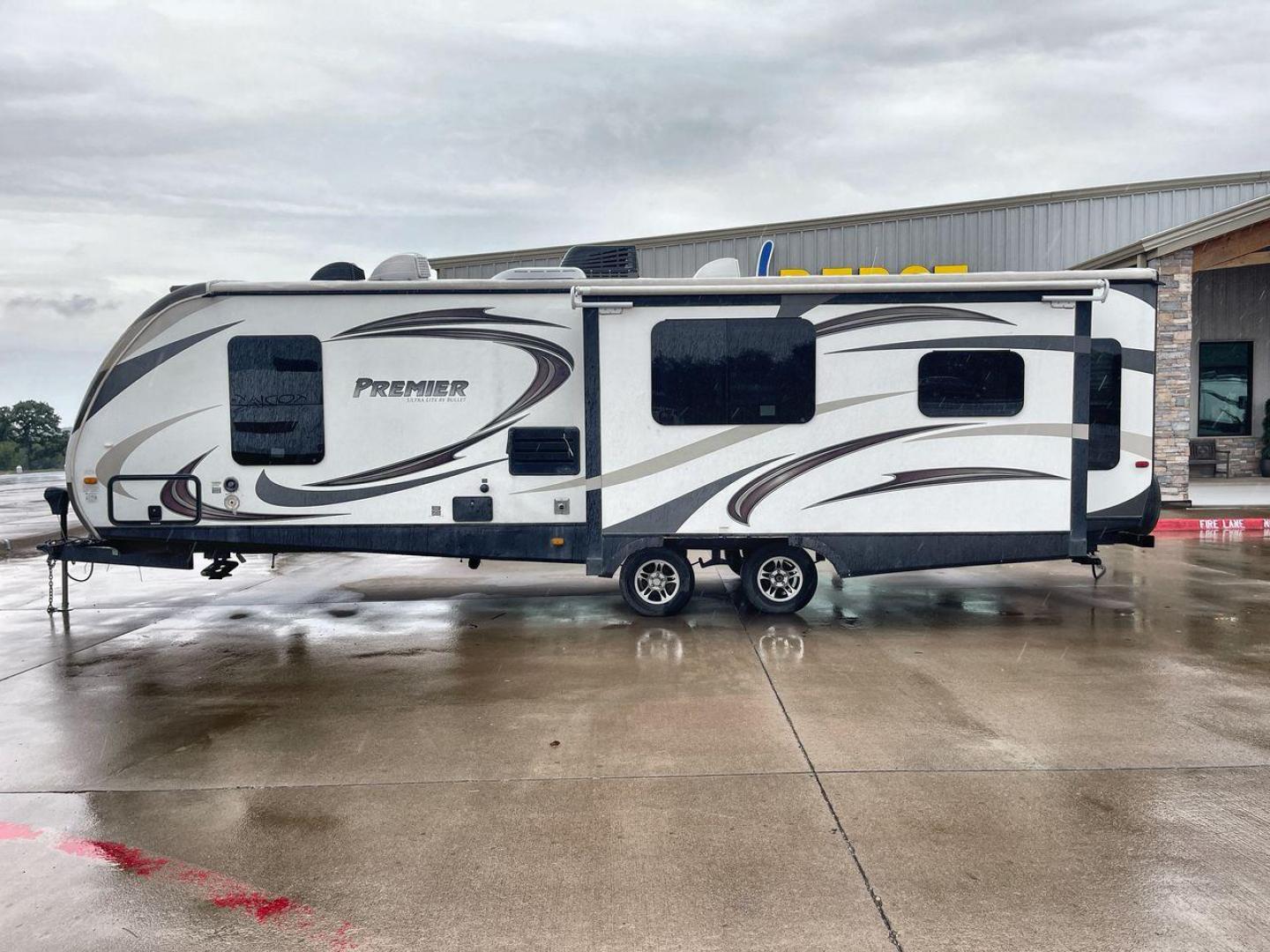 2014 BULLET 30RLPR - (4YDT30R29ED) , Length: 33.75 ft. | Dry Weight: 5,828 lbs. | Gross Weight: 7,600 lbs. | Slides: 1 transmission, located at 4319 N Main Street, Cleburne, TX, 76033, (817) 221-0660, 32.435829, -97.384178 - Photo#24