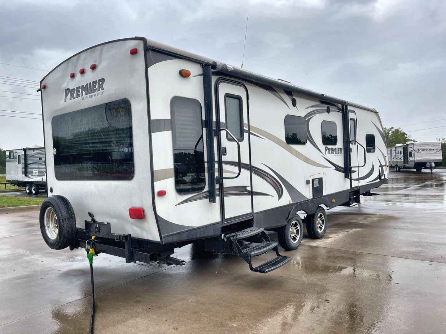 2014 BULLET 30RLPR - (4YDT30R29ED) , Length: 33.75 ft. | Dry Weight: 5,828 lbs. | Gross Weight: 7,600 lbs. | Slides: 1 transmission, located at 4319 N Main Street, Cleburne, TX, 76033, (817) 221-0660, 32.435829, -97.384178 - Photo#25