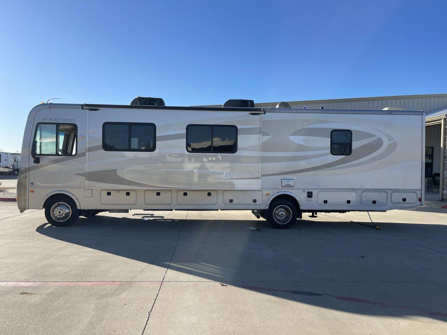 2014 FLEETWOOD TERRA 35K (1F66F5DY0E0) , located at 4319 N Main Street, Cleburne, TX, 76033, (817) 221-0660, 32.435829, -97.384178 - Photo#24