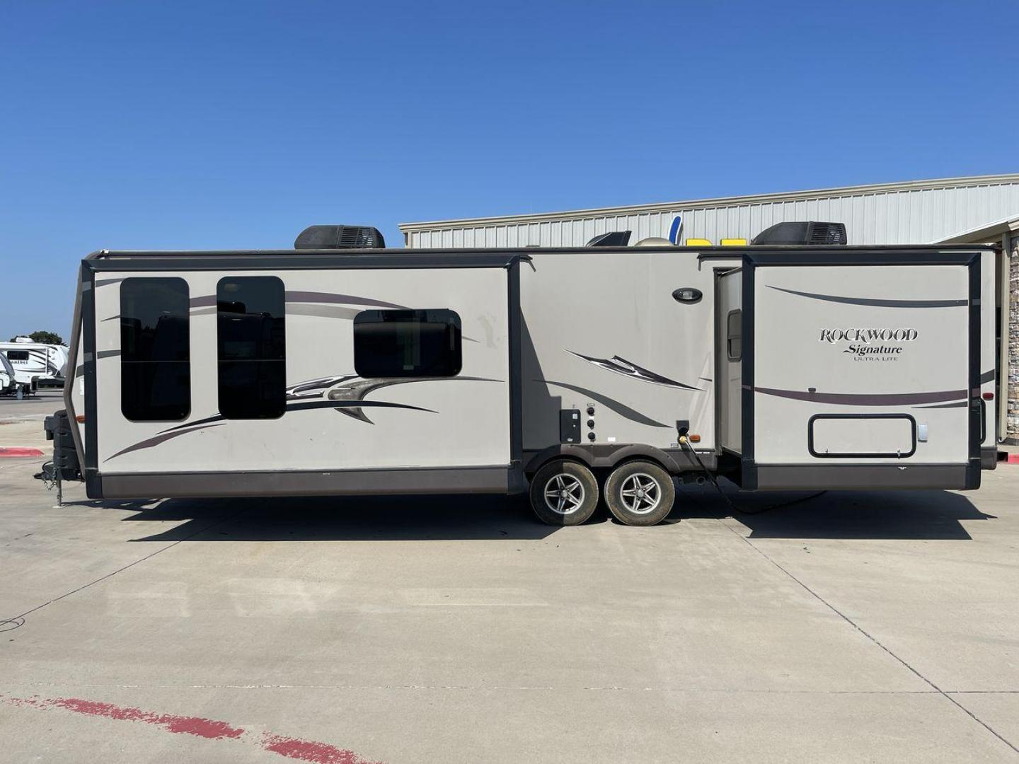 2014 WHITE FOREST RIVER ROCKWOOD 8315BBS (4X4TRLG29E1) , Length: 34.75 ft. | Dry Weight: 6,843 lbs.| Slides: 2 transmission, located at 4319 N Main Street, Cleburne, TX, 76033, (817) 221-0660, 32.435829, -97.384178 - Are you looking for a camper to accommodate the whole family and invite a few of your friends? Then the 2014 Forest River Rockwood 8315BBS travel trailer is an ideal pick for you! This camper measures just 34.75 ft in length, 8 ft in width, 9.83 ft in height, and 6.67 ft in interior height. It has a - Photo#23