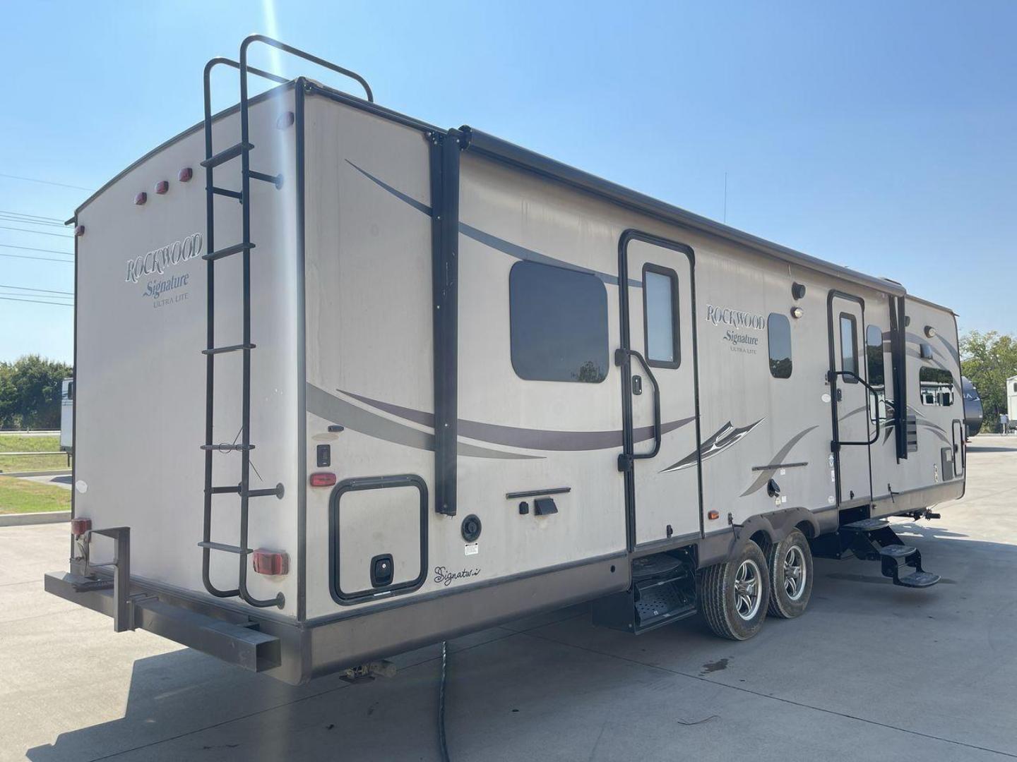 2014 WHITE FOREST RIVER ROCKWOOD 8315BBS (4X4TRLG29E1) , Length: 34.75 ft. | Dry Weight: 6,843 lbs.| Slides: 2 transmission, located at 4319 N Main Street, Cleburne, TX, 76033, (817) 221-0660, 32.435829, -97.384178 - Are you looking for a camper to accommodate the whole family and invite a few of your friends? Then the 2014 Forest River Rockwood 8315BBS travel trailer is an ideal pick for you! This camper measures just 34.75 ft in length, 8 ft in width, 9.83 ft in height, and 6.67 ft in interior height. It has a - Photo#24