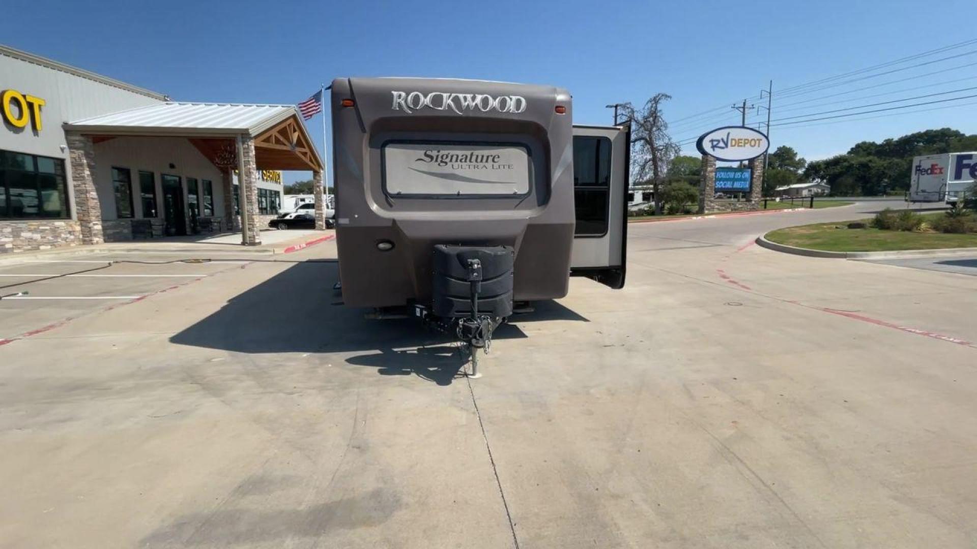 2014 WHITE FOREST RIVER ROCKWOOD 8315BBS (4X4TRLG29E1) , Length: 34.75 ft. | Dry Weight: 6,843 lbs.| Slides: 2 transmission, located at 4319 N Main Street, Cleburne, TX, 76033, (817) 221-0660, 32.435829, -97.384178 - Are you looking for a camper to accommodate the whole family and invite a few of your friends? Then the 2014 Forest River Rockwood 8315BBS travel trailer is an ideal pick for you! This camper measures just 34.75 ft in length, 8 ft in width, 9.83 ft in height, and 6.67 ft in interior height. It has a - Photo#4